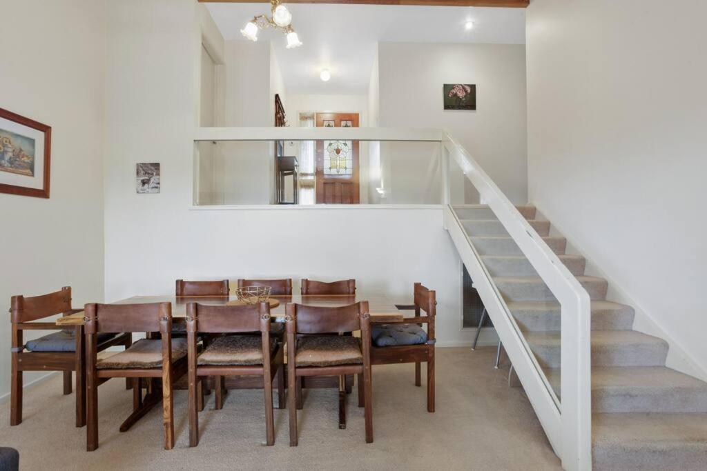 Azimuth - Spacious Family Retreat with City Views