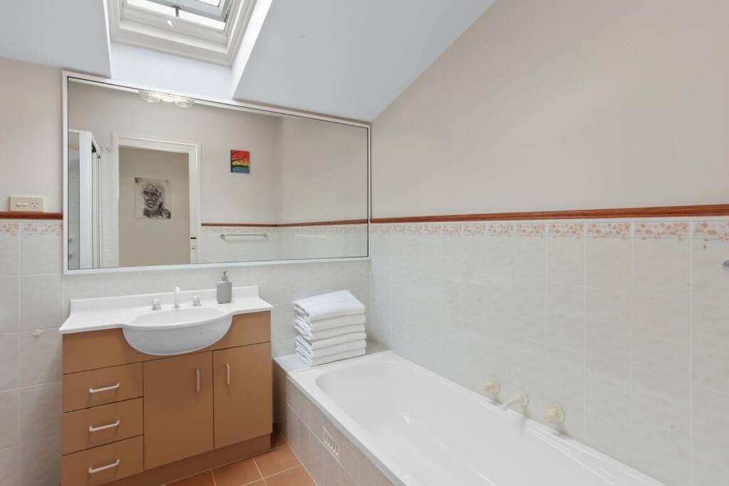 Azimuth - Spacious Family Retreat with City Views