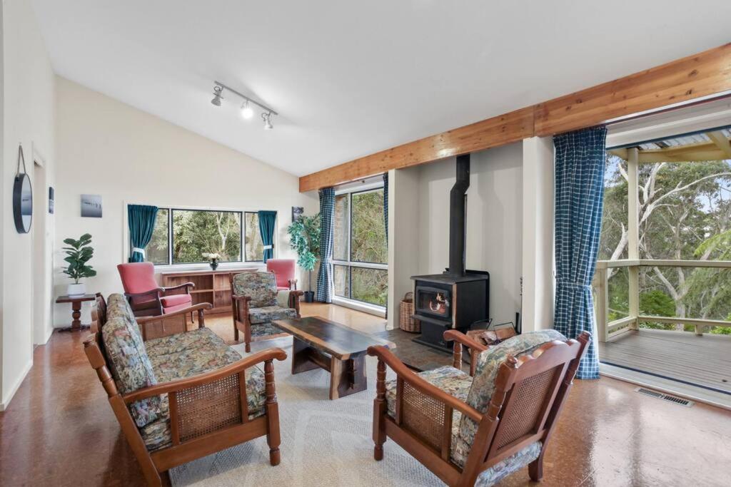 Azimuth - Spacious Family Retreat with City Views