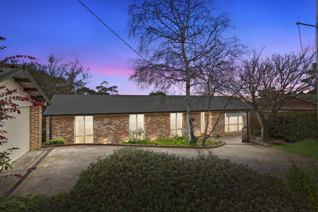 Azimuth - Spacious Family Retreat with City Views
