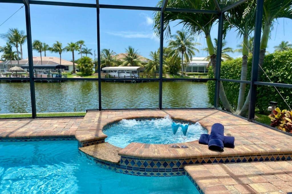 Villa Destiny by CoralVilla -spacious & modern, canal, pool & spa view 4