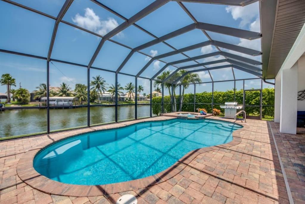 Villa Destiny by CoralVilla -spacious & modern, canal, pool & spa view 5