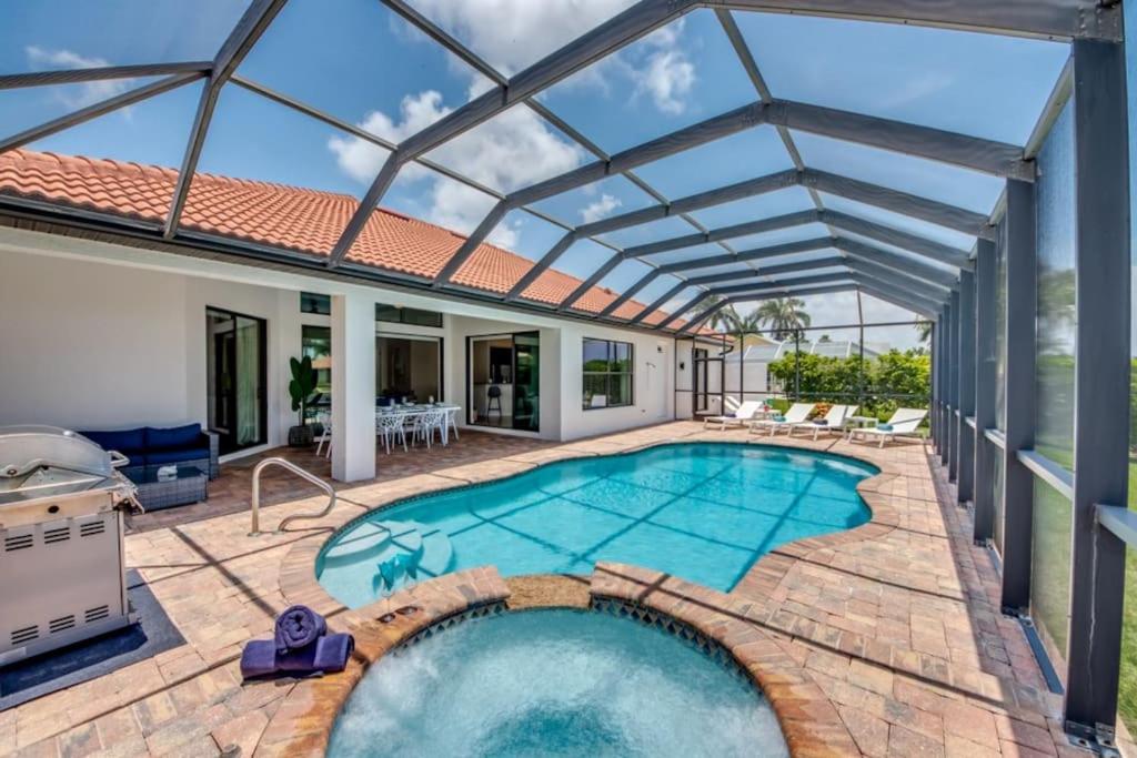 Villa Destiny by CoralVilla -spacious & modern, canal, pool & spa view 3