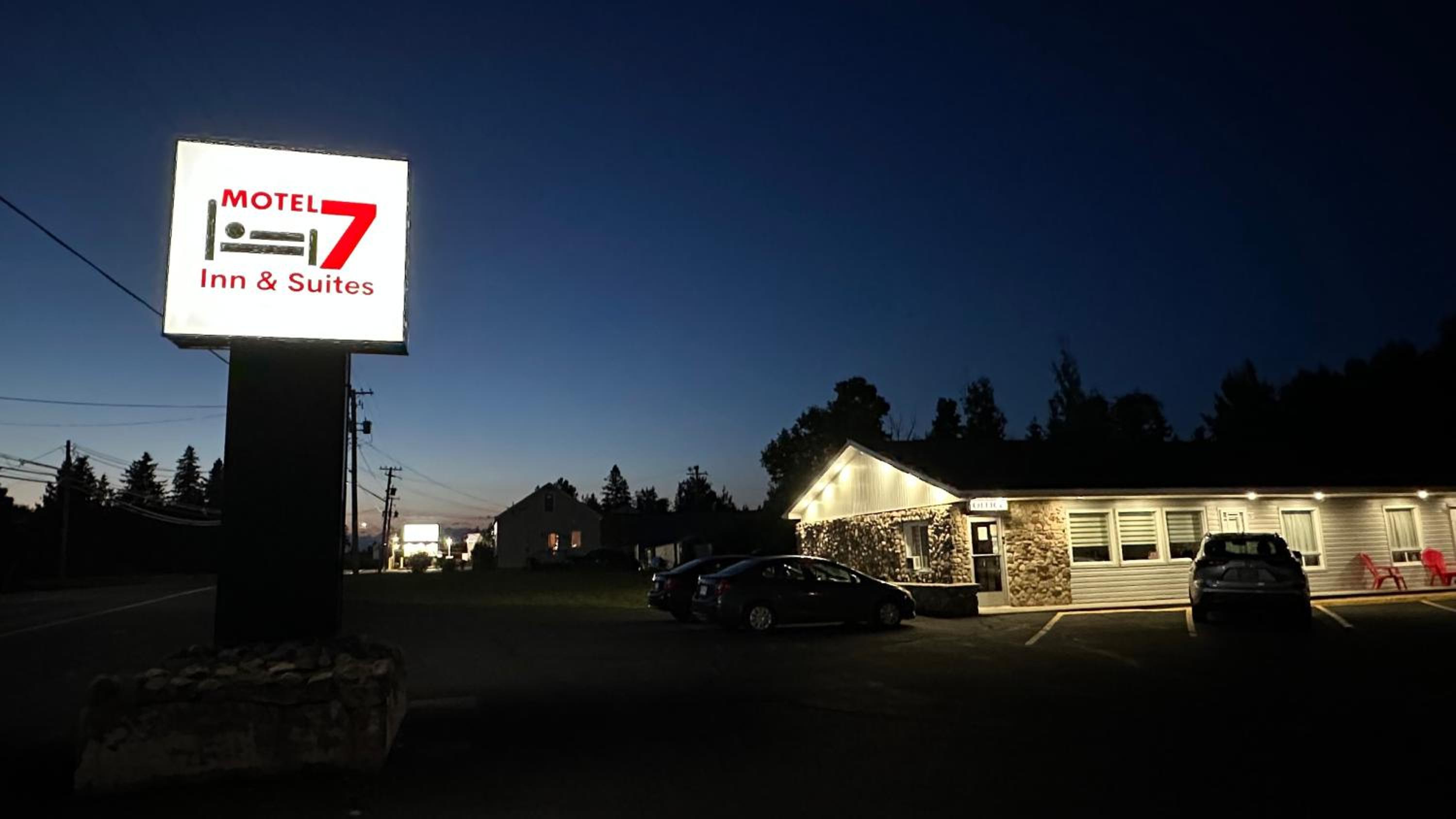 Motel 7 Inn & Suites