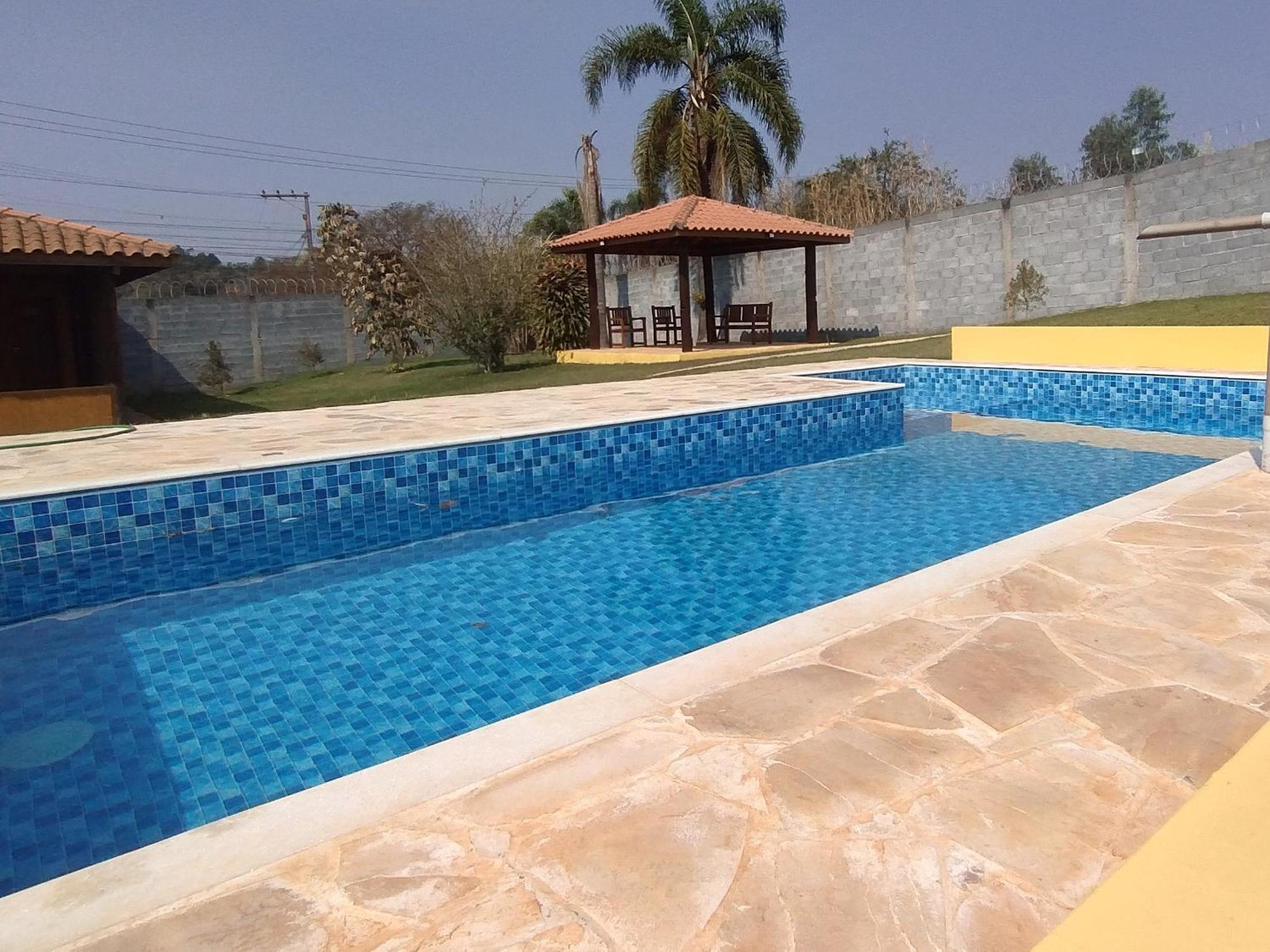 Chácara com piscina e amplo espaço gourmet à sete min da famosa estrada do roteiro do vinho