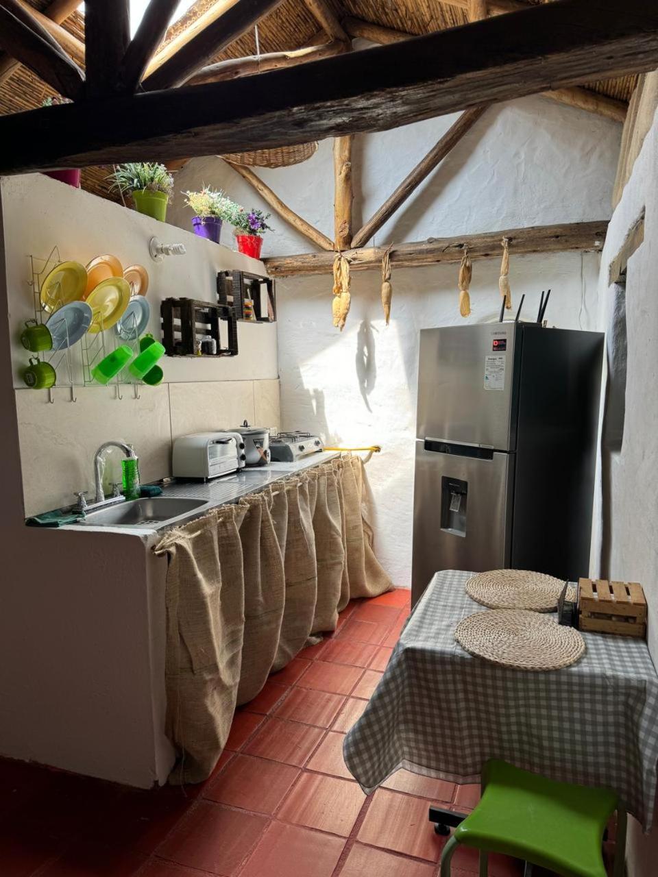 Bella casita de adobe vía a la laguna de Tota