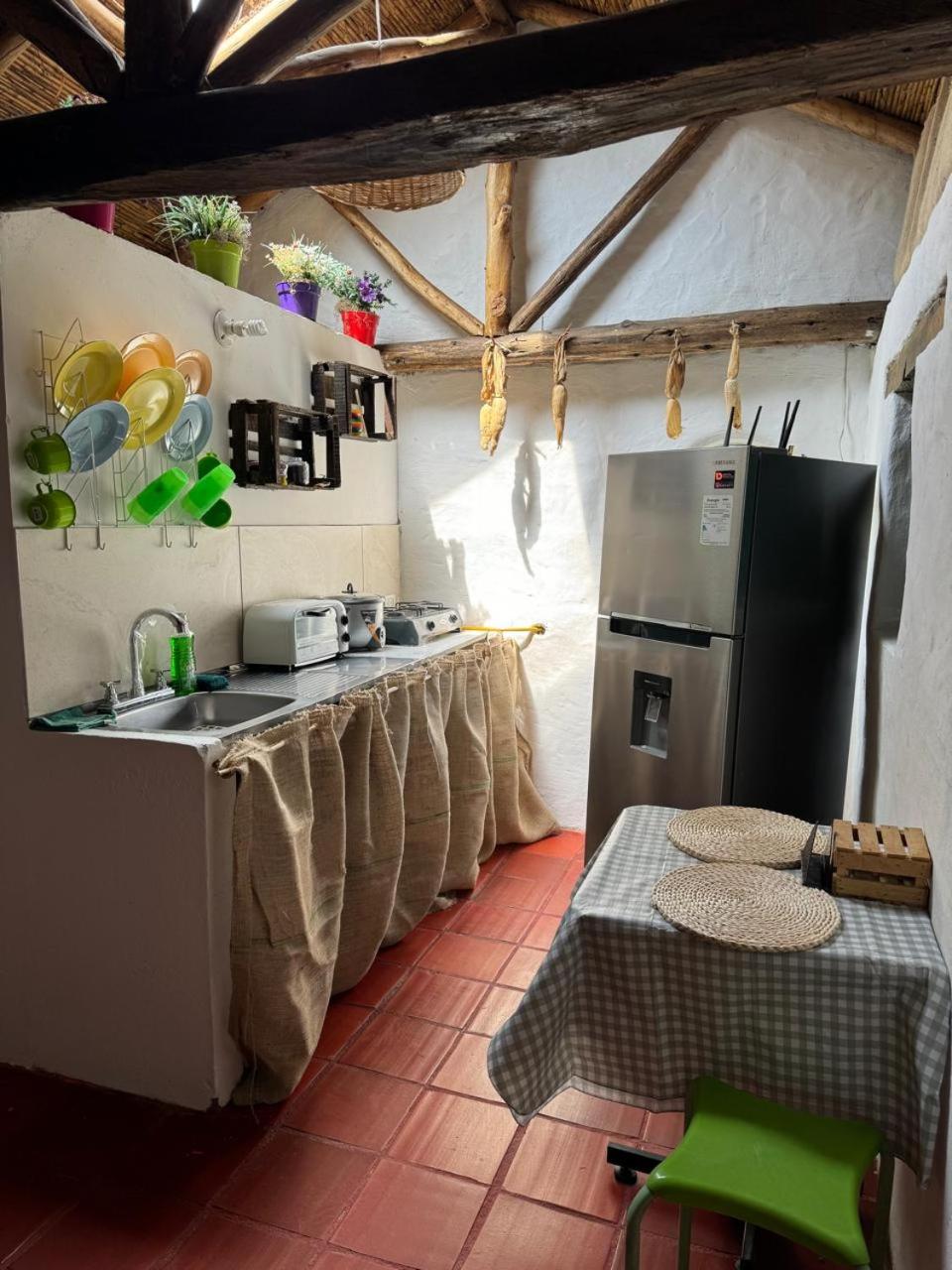 Bella casita de adobe vía a la laguna de Tota