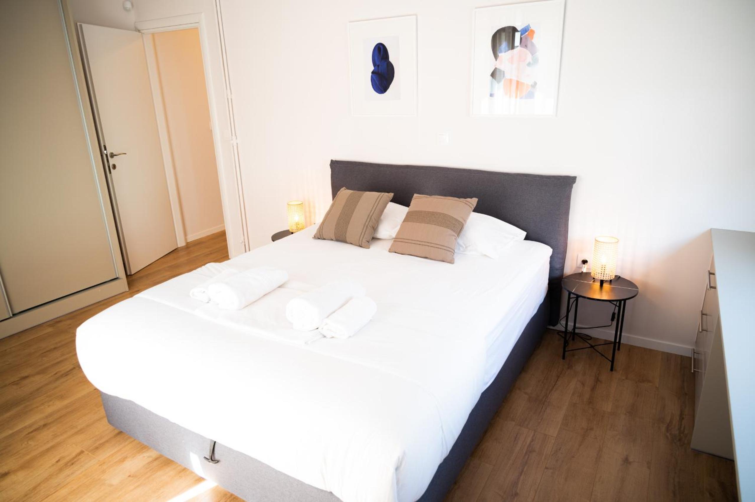 Urban Comfort 2 bdrm next to Metro