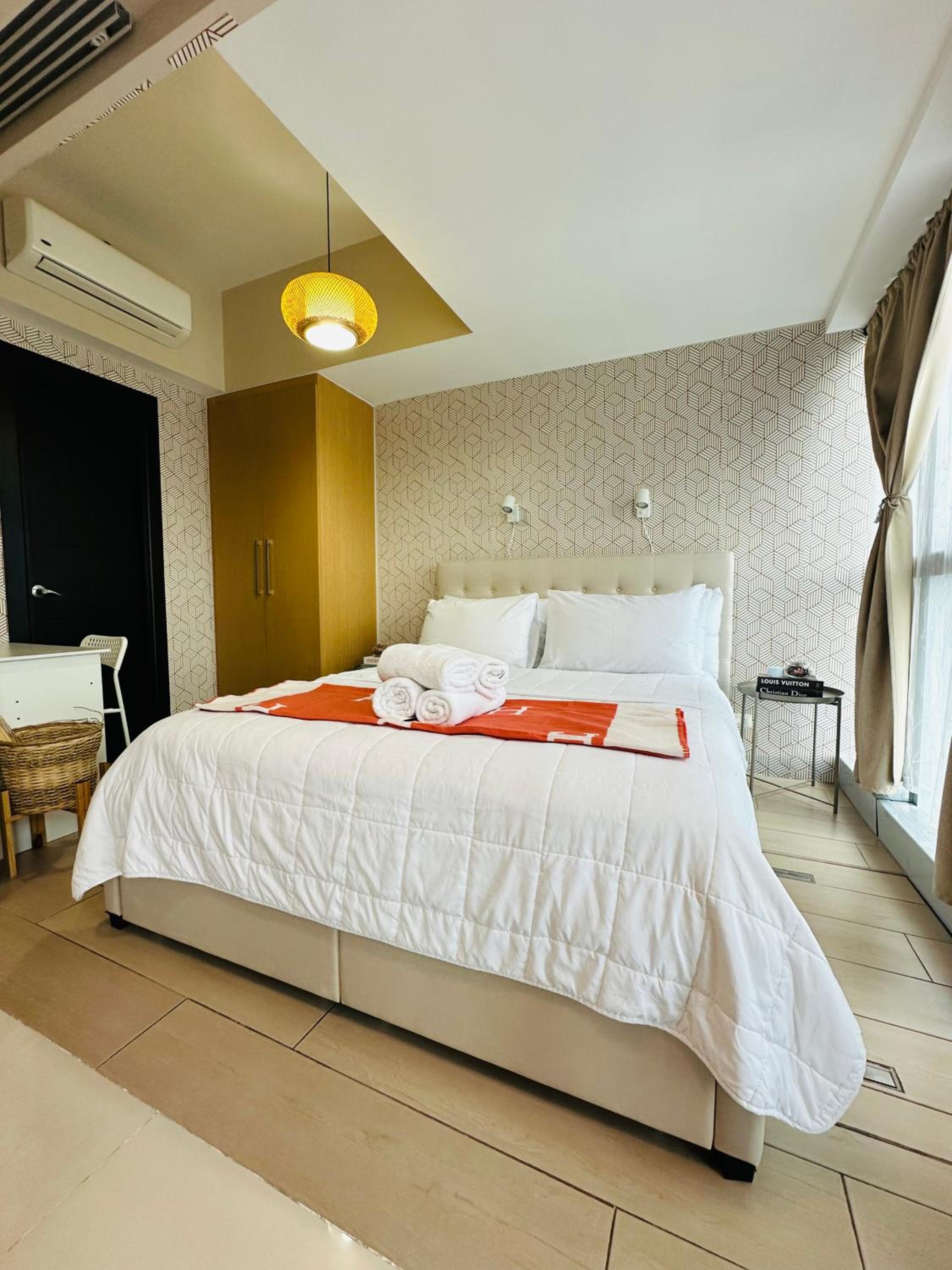 1BR Uptown Parksuites Tower 1 view 3