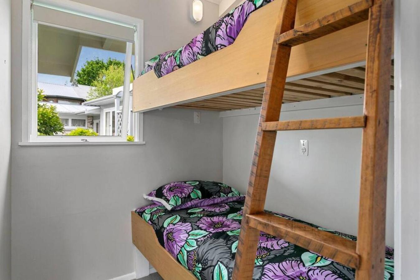 Kiwiana Cottage 1 minute walk to the lake view 4