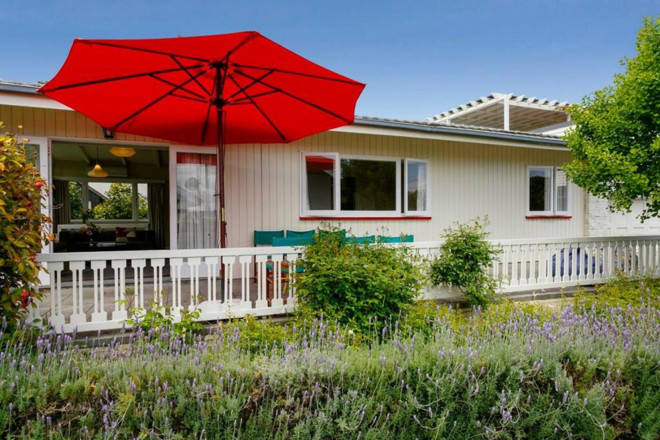 Kiwiana Cottage 1 minute walk to the lake view 3
