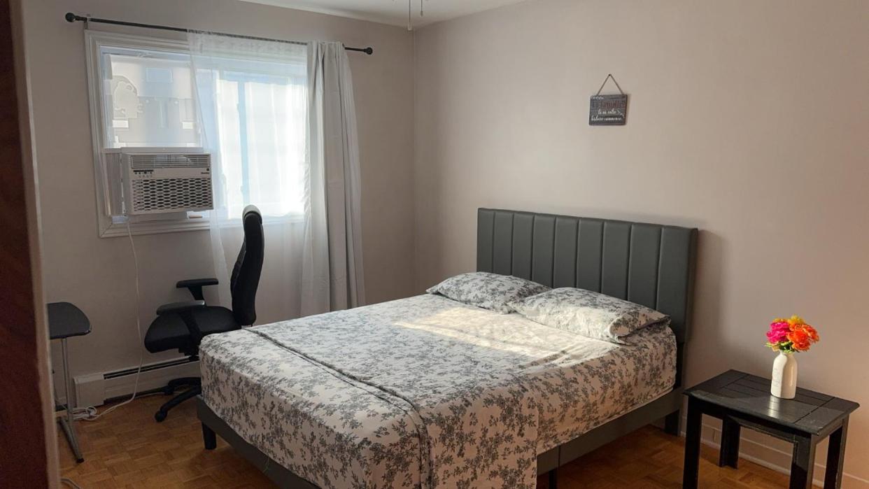 Montreal One-Bedroom Apartment Number2 with shared-bathroom and shared kitchen