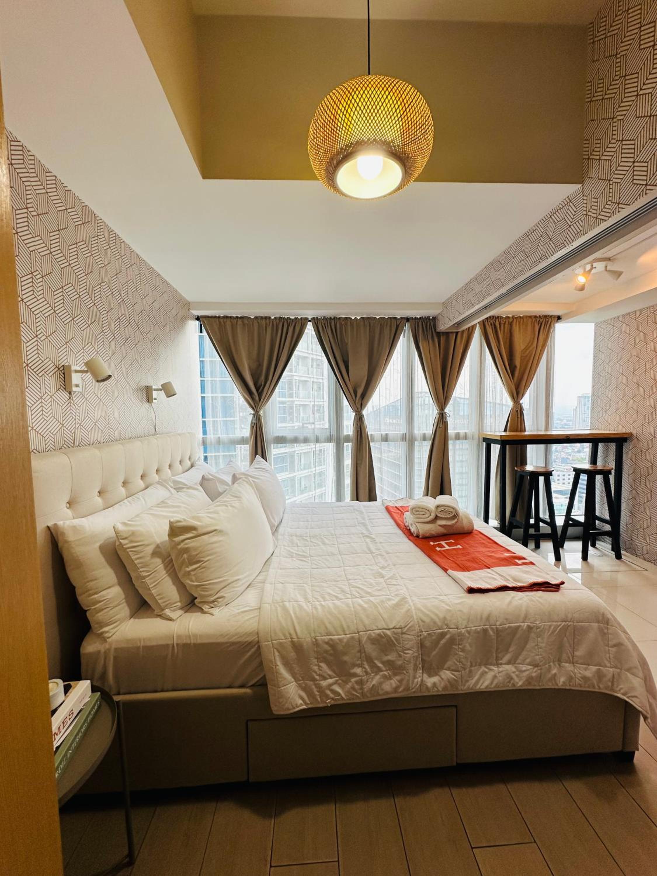 1BR Uptown Parksuites Tower 1 view 4