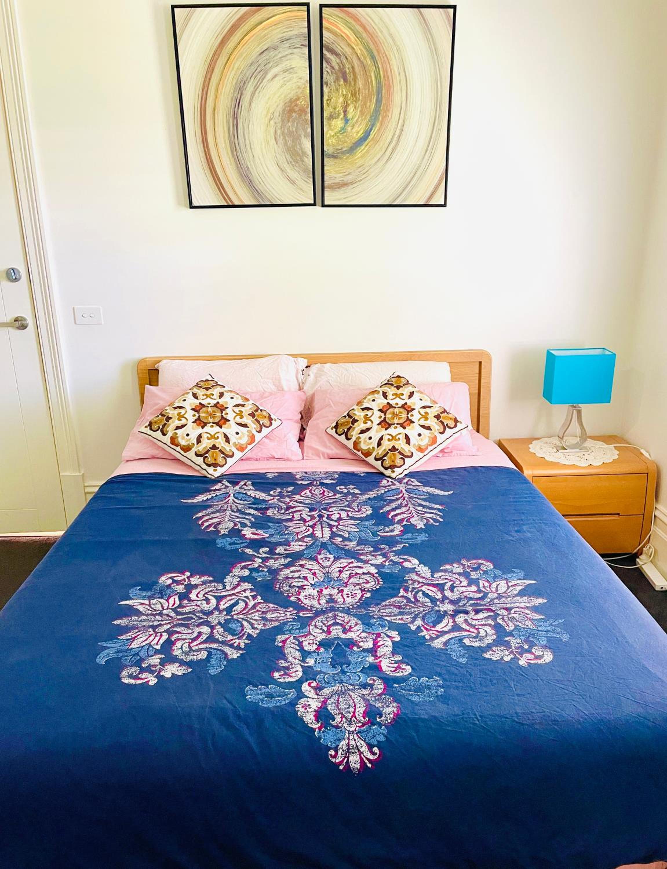 Spacious Room with Ensuite next to Coburg Station, Non Smoking House