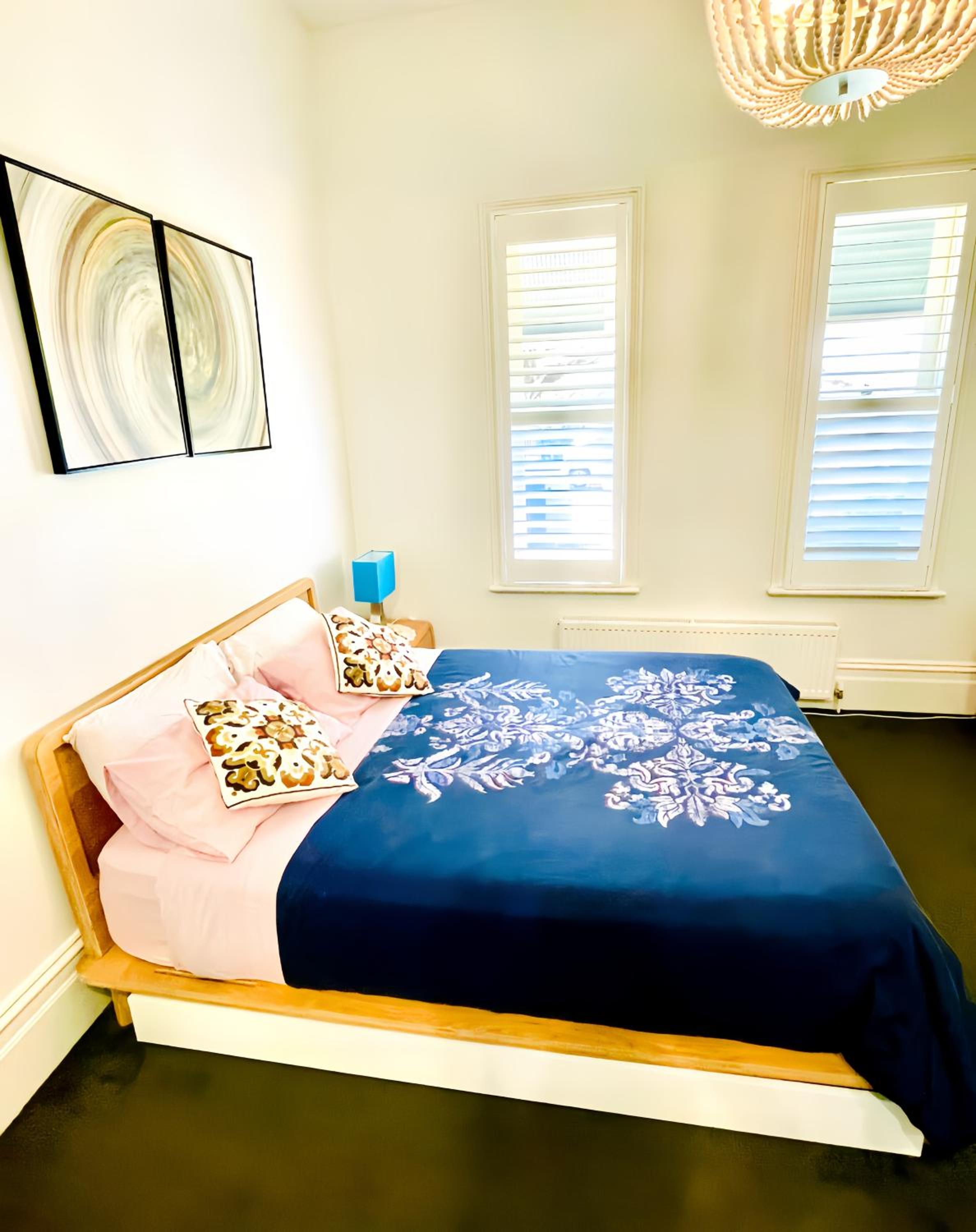 Spacious Room with Ensuite next to Coburg Station, Non Smoking House