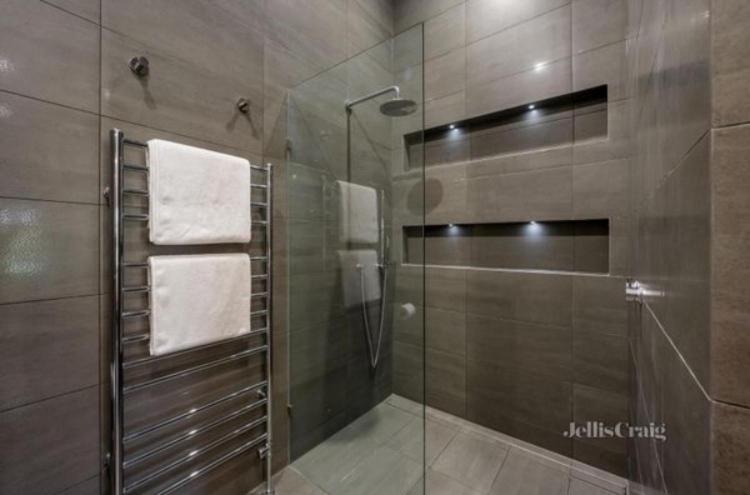 Spacious Room with Ensuite next to Coburg Station, Non Smoking House