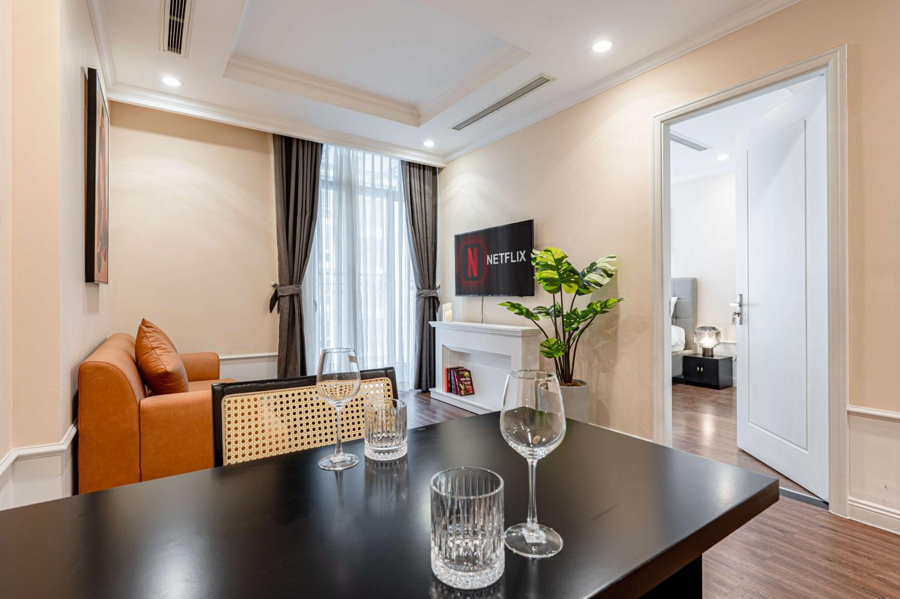 CR Concept Serviced Apartment - Vinhomes and Landmark 81