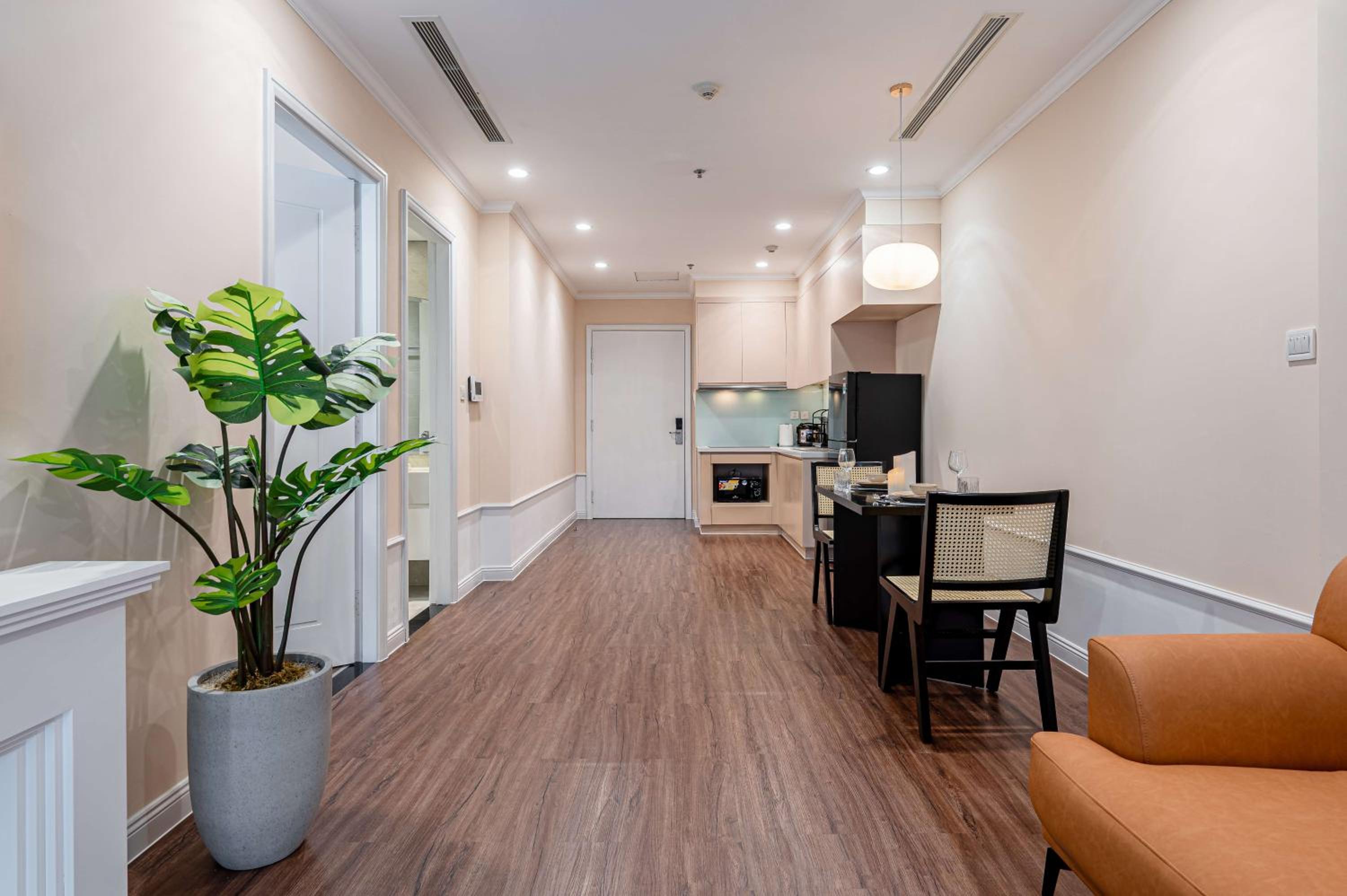 CR Concept Serviced Apartment - Vinhomes and Landmark 81