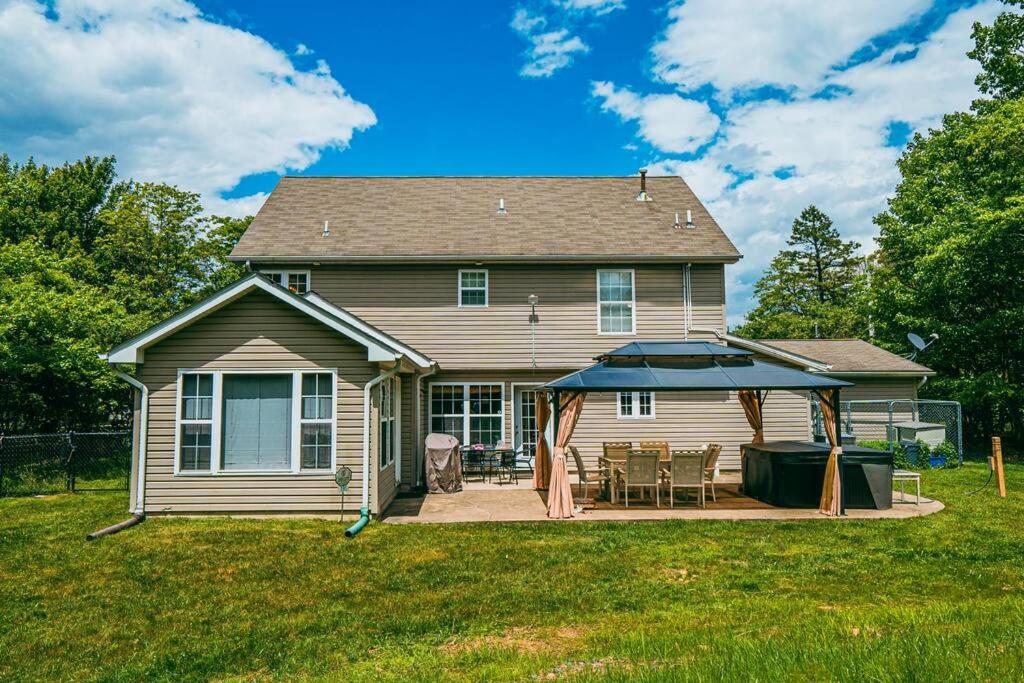 Gorgeous Cozy 5 Bedroom House with Hottub,Lake,Pool view 4