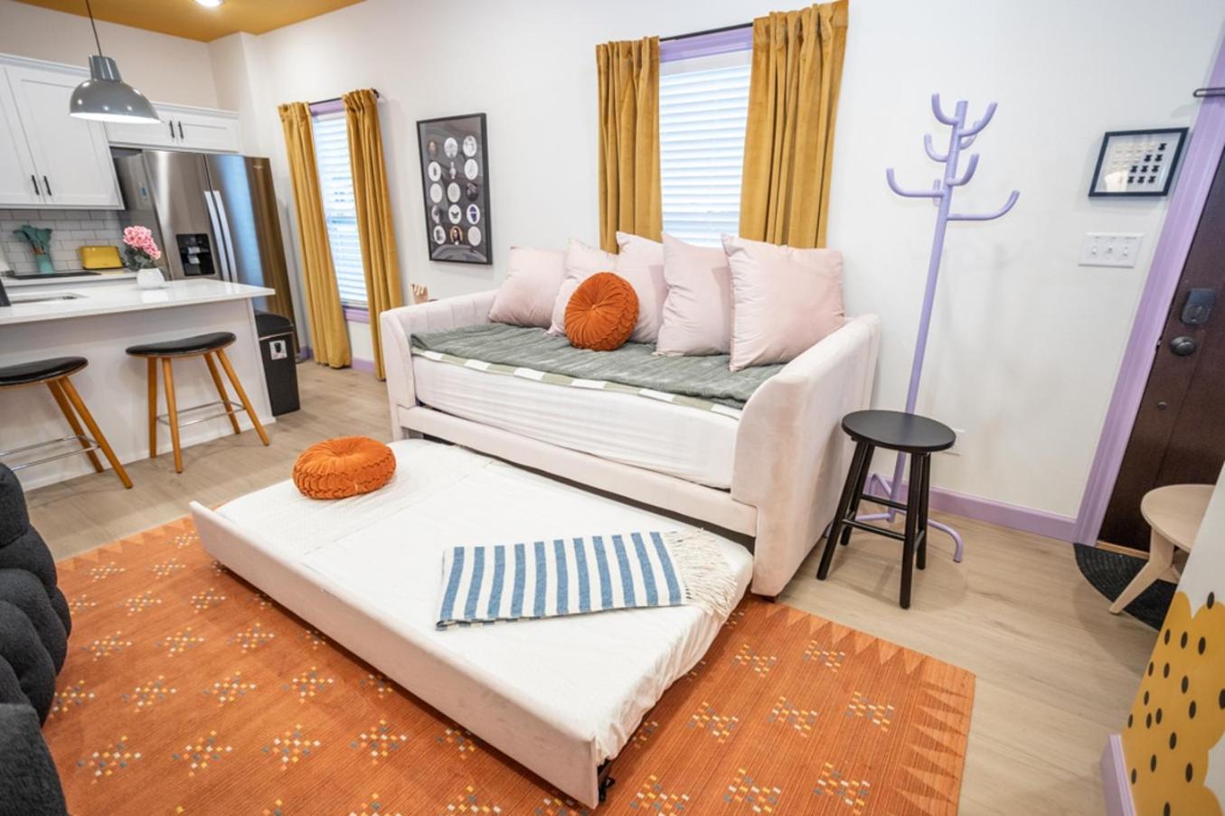 Artistic Retreat With Hot Tub-close To Ft Lw!