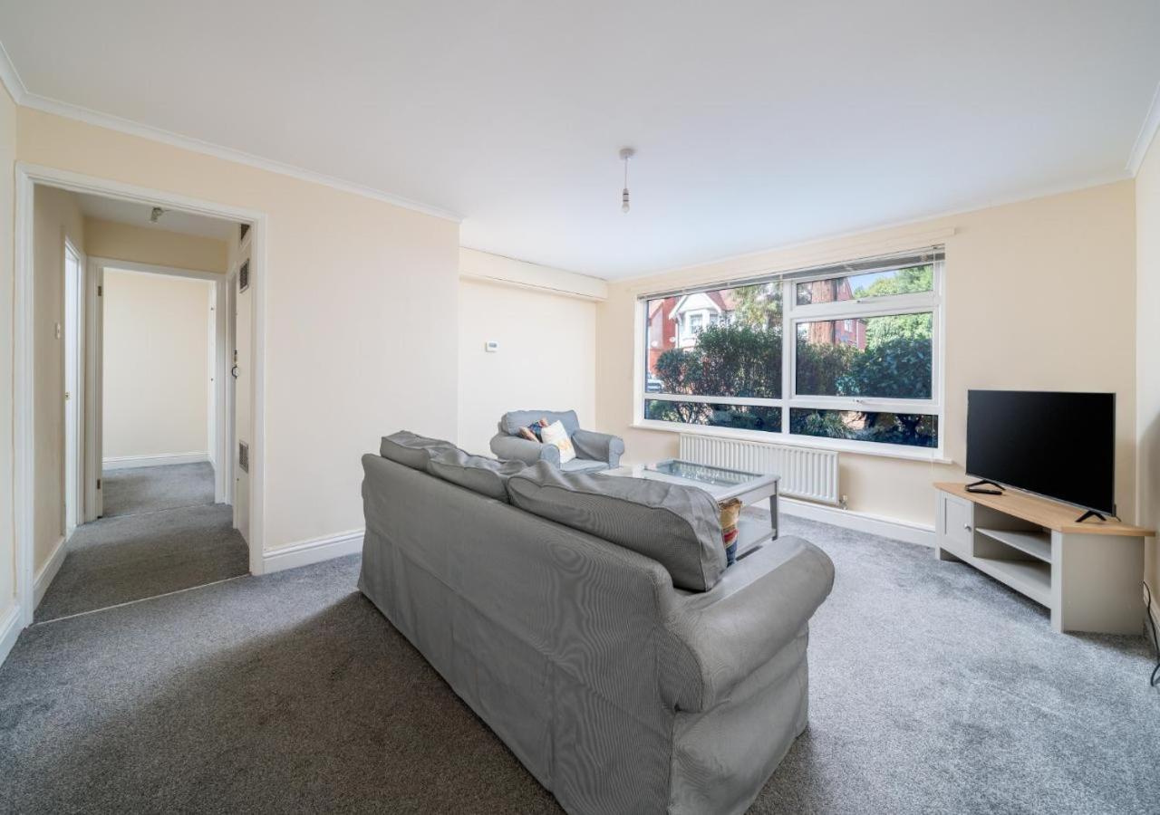 Redhill 2-Bedroom Apartment with Free Parking Near Station & Surrey Hills