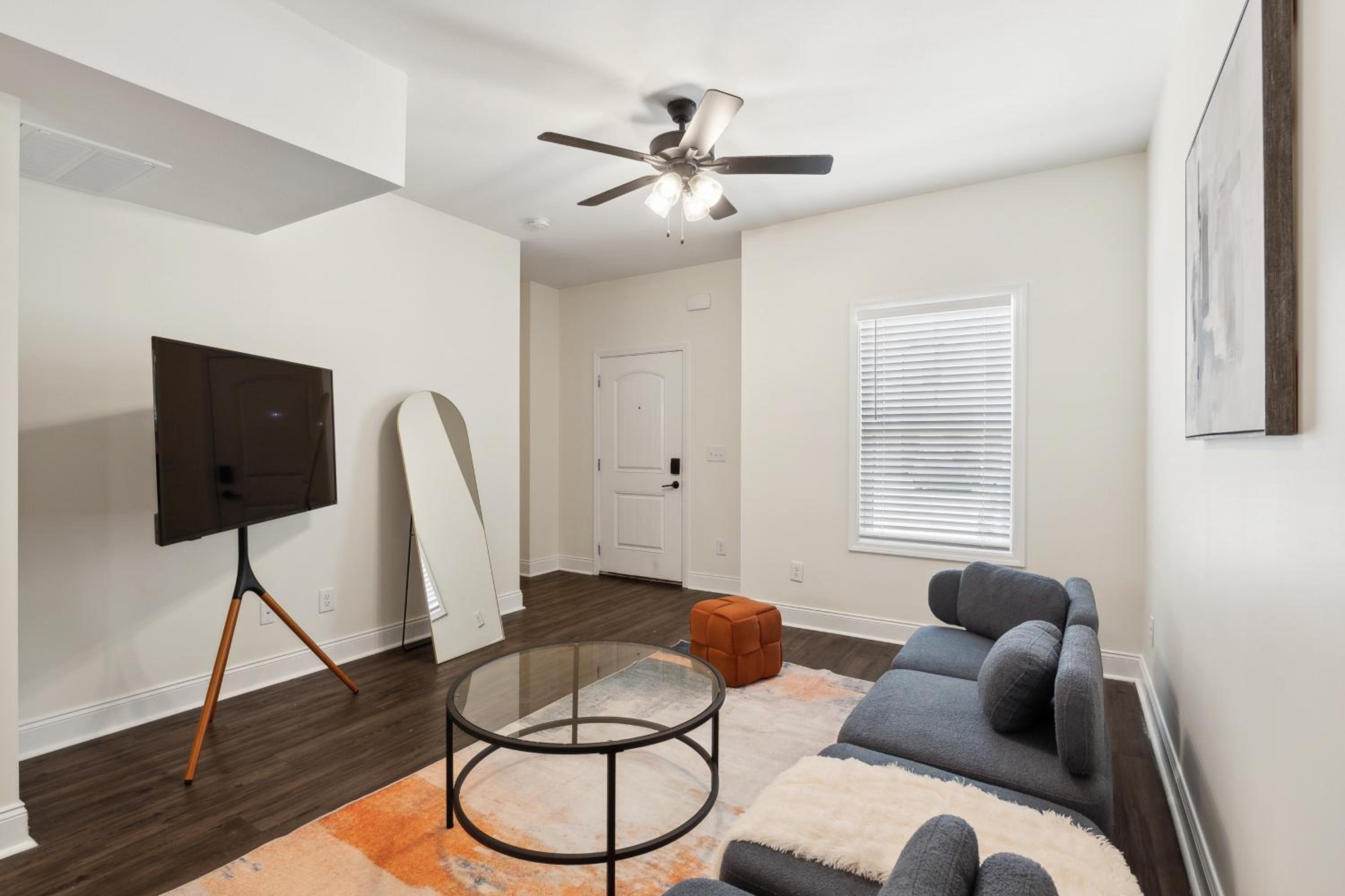 Alto B5 I Luxurious & Spacious I Free Parking view 5