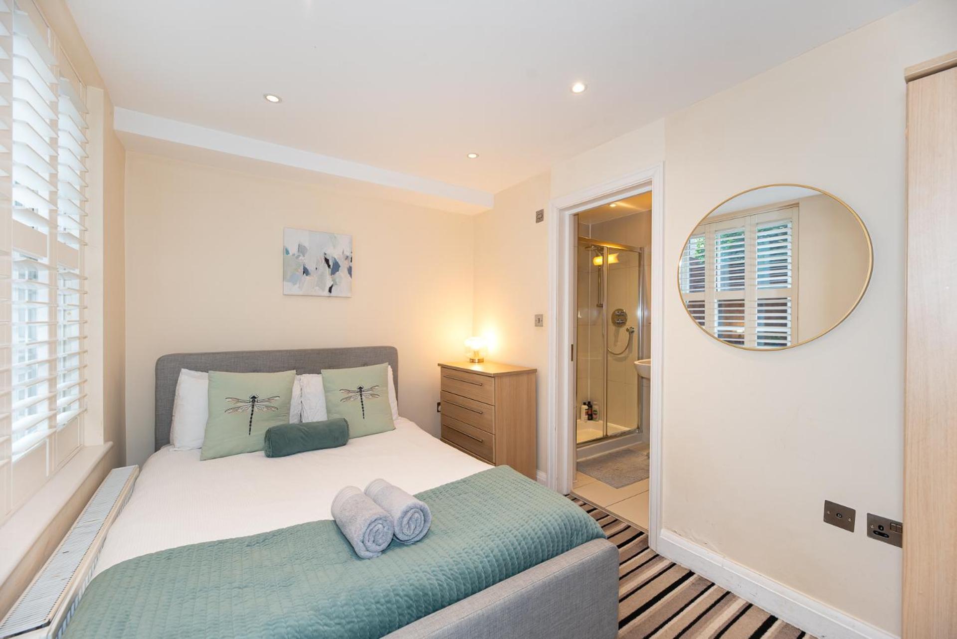 3-Bedroom Apartment with private Terrace in Pimlico, Westminster & Victoria by NourNest Apartments