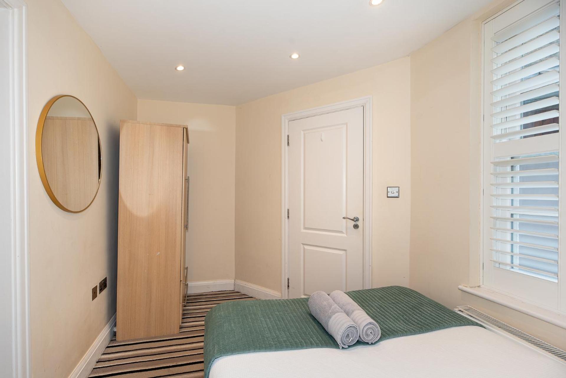 3-Bedroom Apartment with private Terrace in Pimlico, Westminster & Victoria by NourNest Apartments