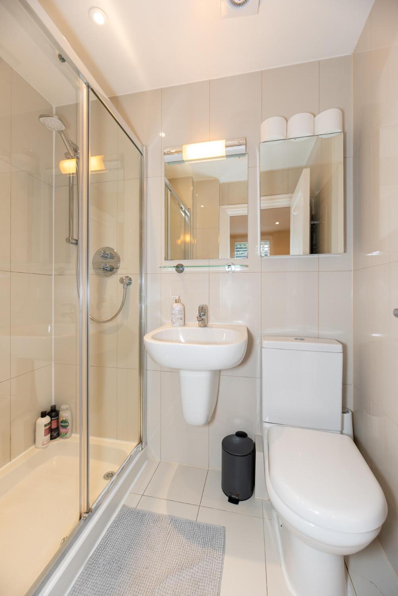 3-Bedroom Apartment with private Terrace in Pimlico, Westminster & Victoria by NourNest Apartments