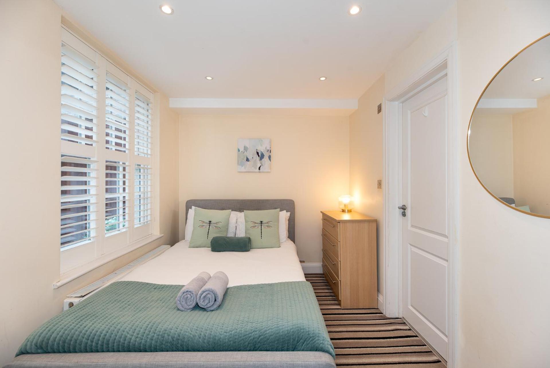 3-Bedroom Apartment with private Terrace in Pimlico, Westminster & Victoria by NourNest Apartments