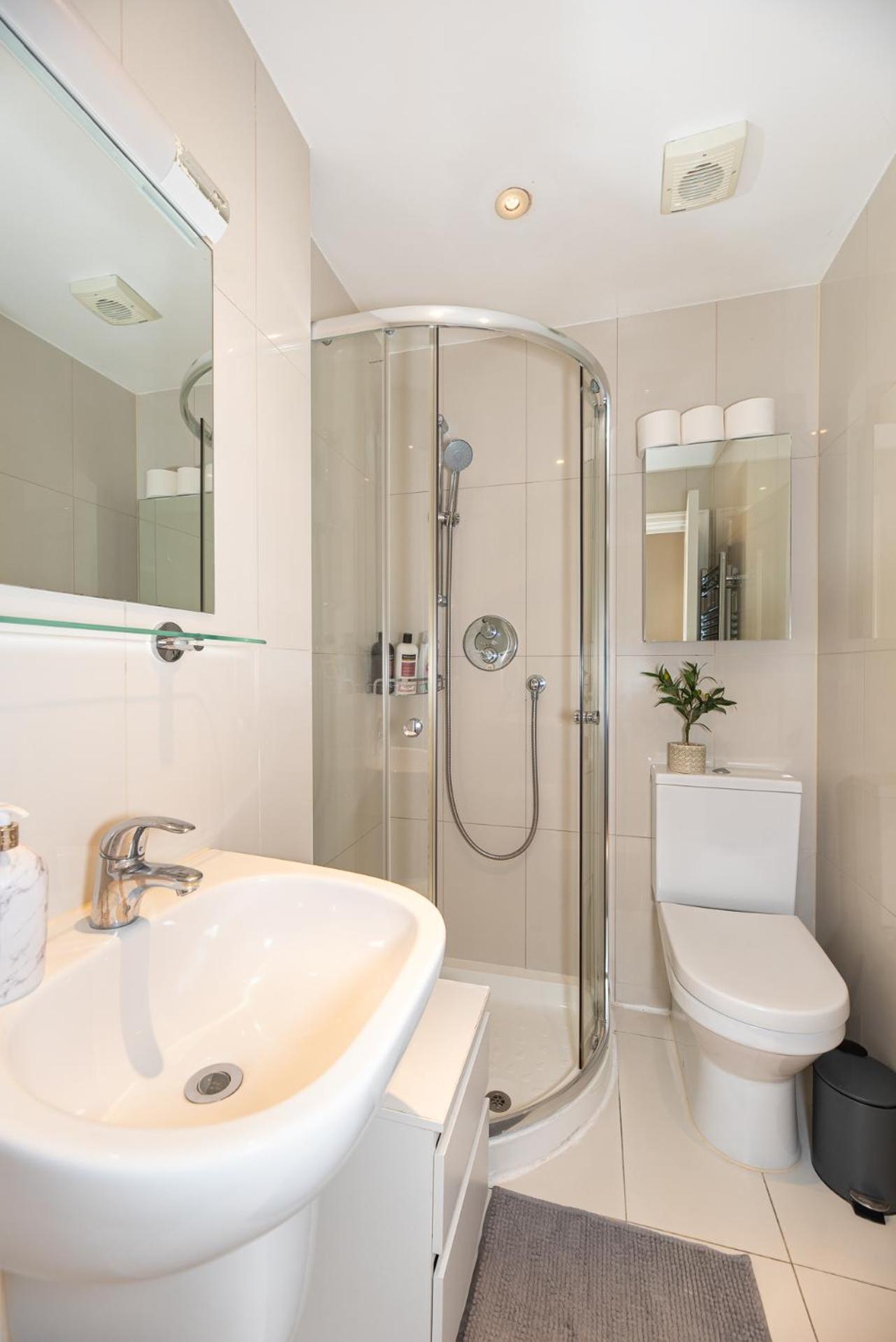 3-Bedroom Apartment with private Terrace in Pimlico, Westminster & Victoria by NourNest Apartments