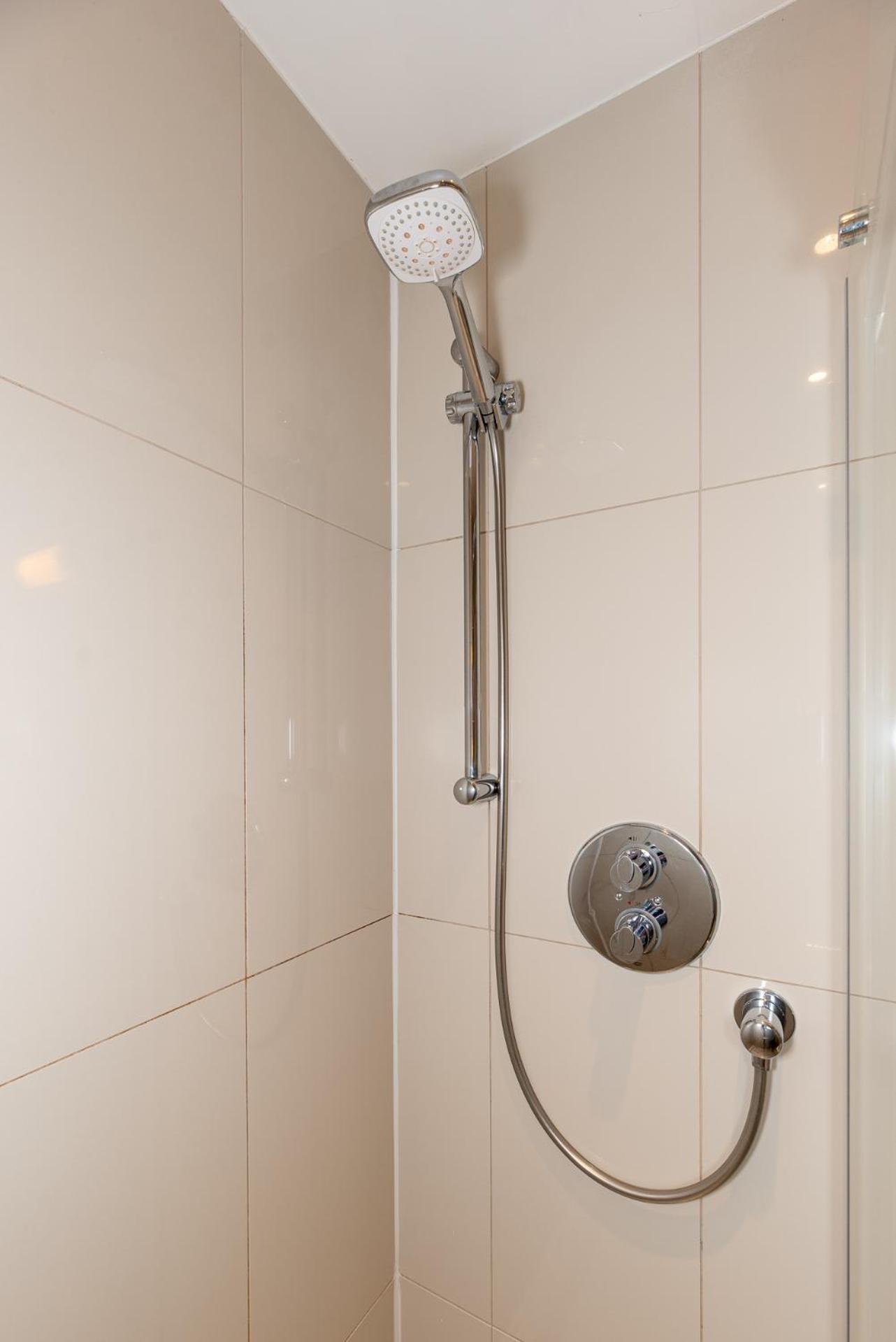 3-Bedroom Apartment with private Terrace in Pimlico, Westminster & Victoria by NourNest Apartments