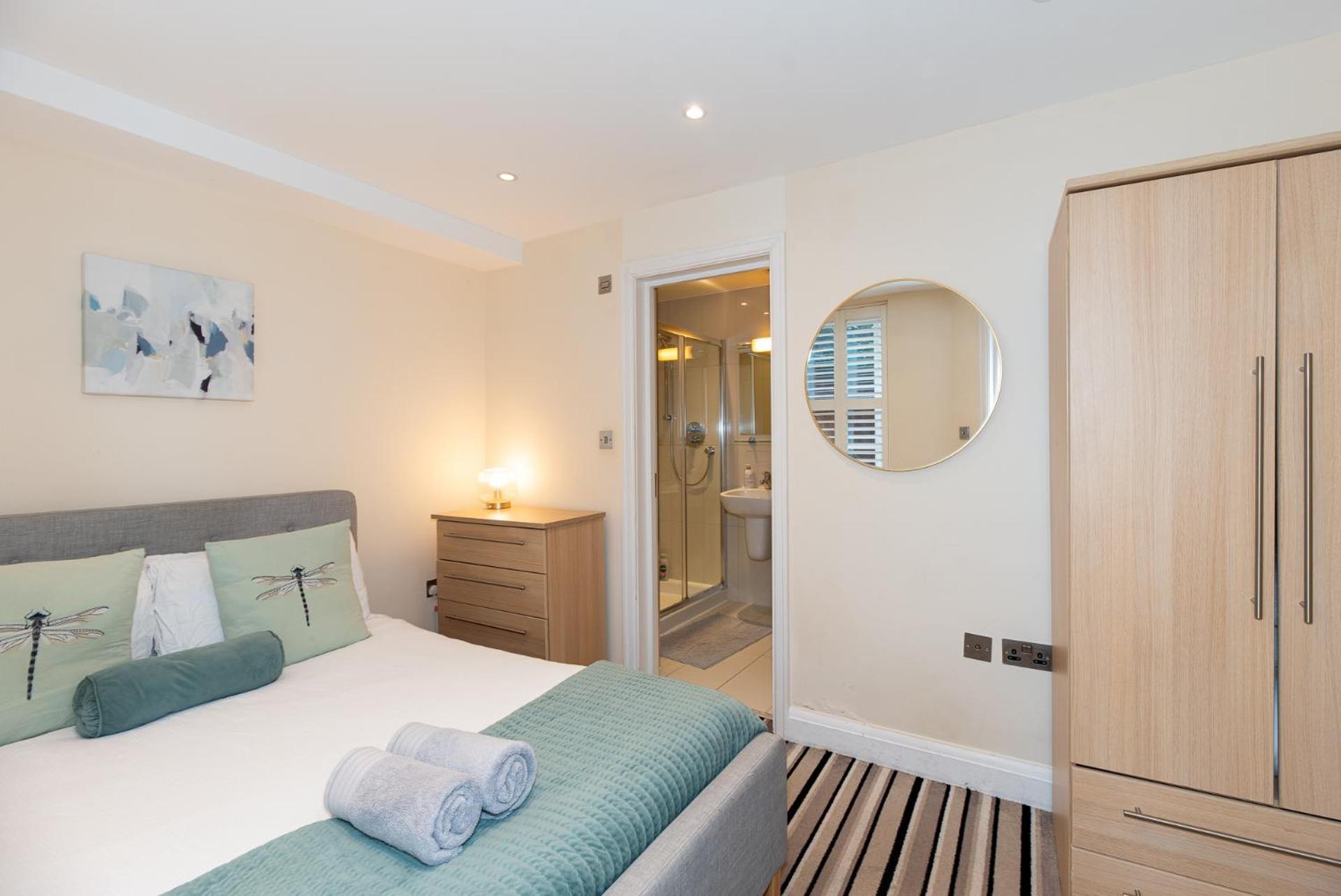 3-Bedroom Apartment with private Terrace in Pimlico, Westminster & Victoria by NourNest Apartments