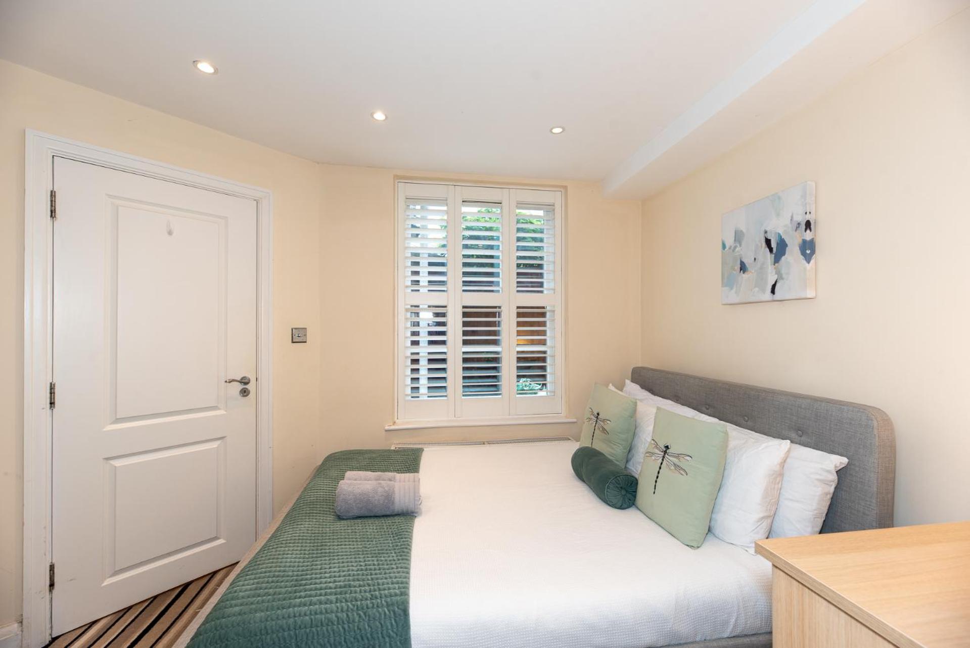 3-Bedroom Apartment with private Terrace in Pimlico, Westminster & Victoria by NourNest Apartments