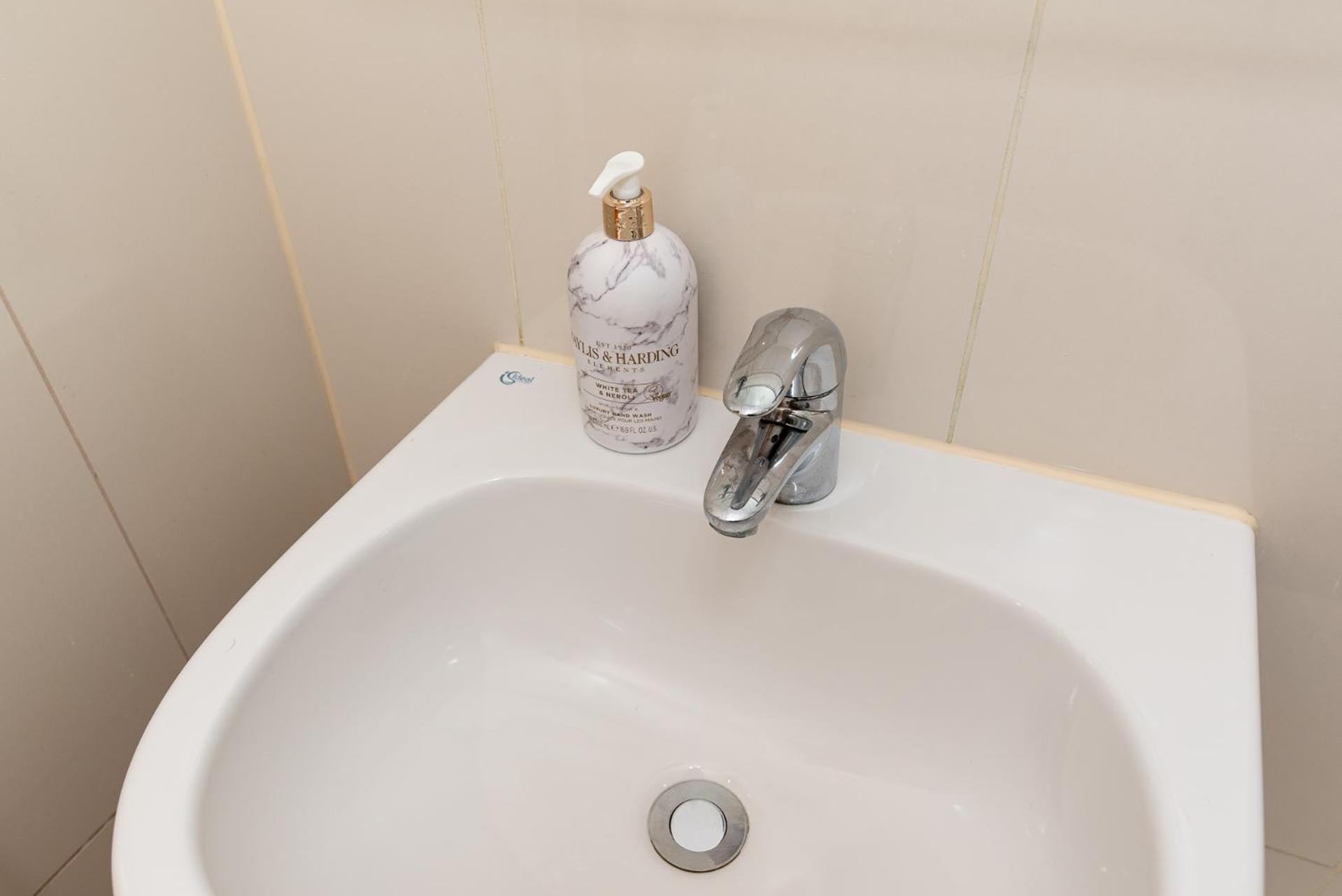 3-Bedroom Apartment with private Terrace in Pimlico, Westminster & Victoria by NourNest Apartments