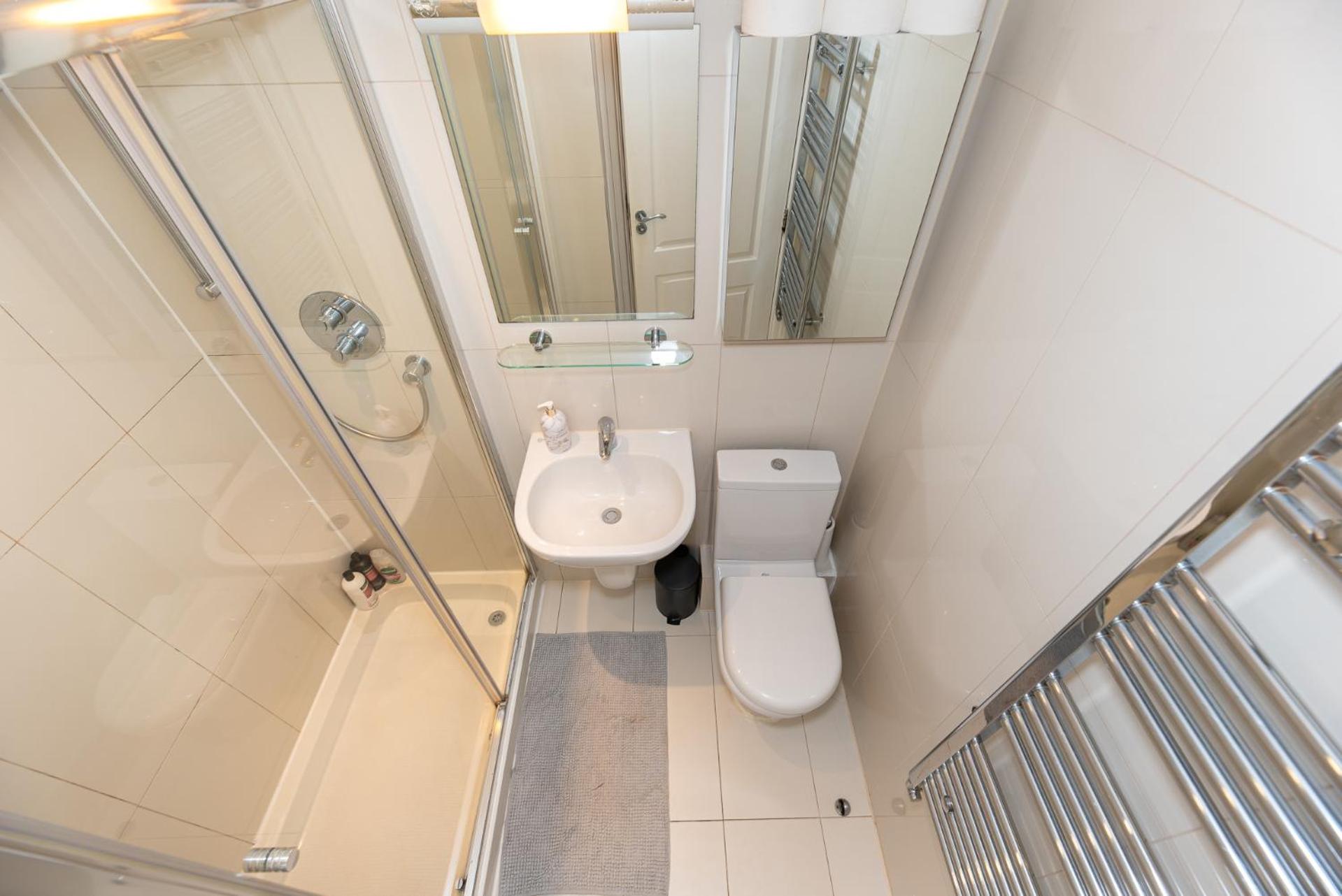 3-Bedroom Apartment with private Terrace in Pimlico, Westminster & Victoria by NourNest Apartments