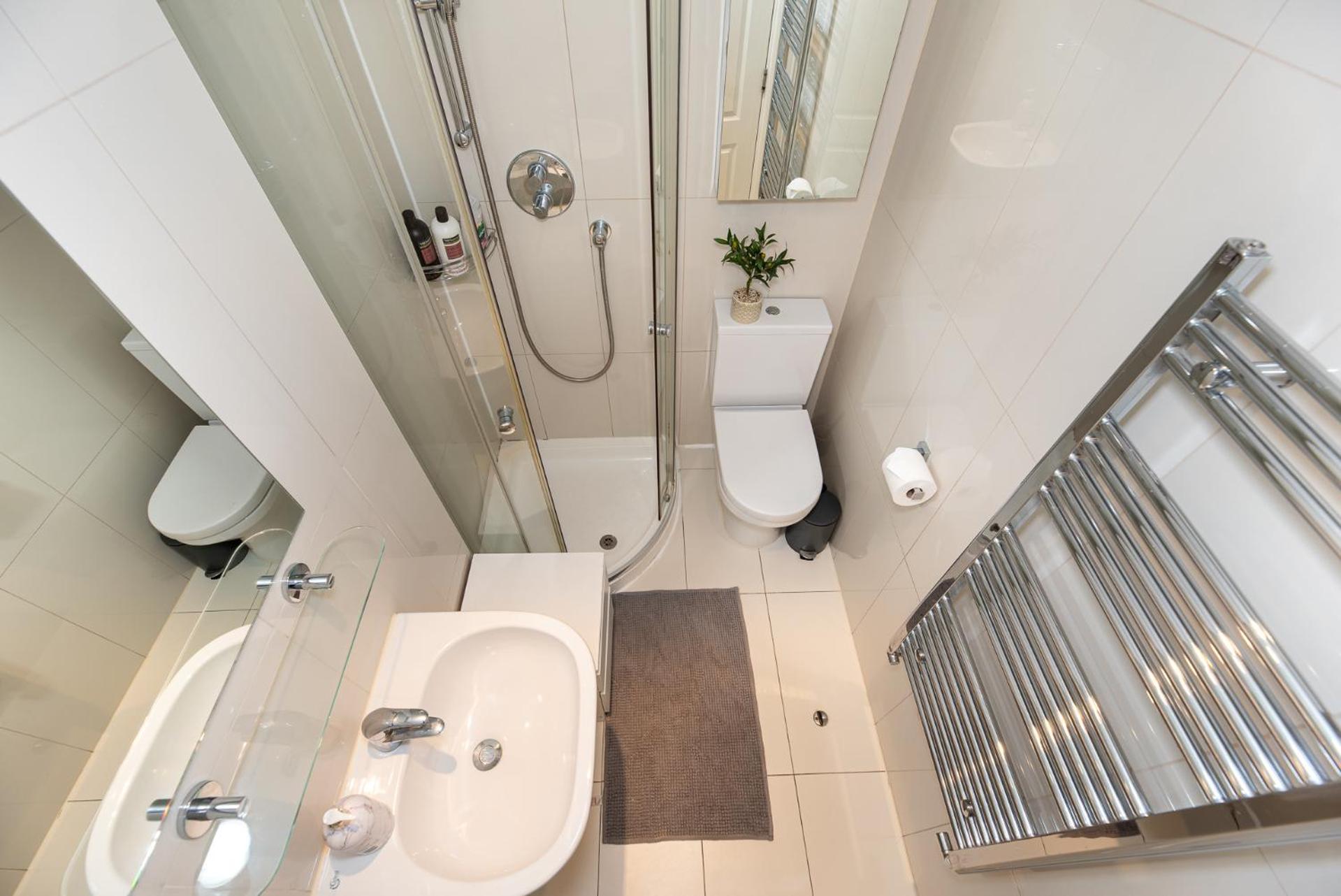 3-Bedroom Apartment with private Terrace in Pimlico, Westminster & Victoria by NourNest Apartments