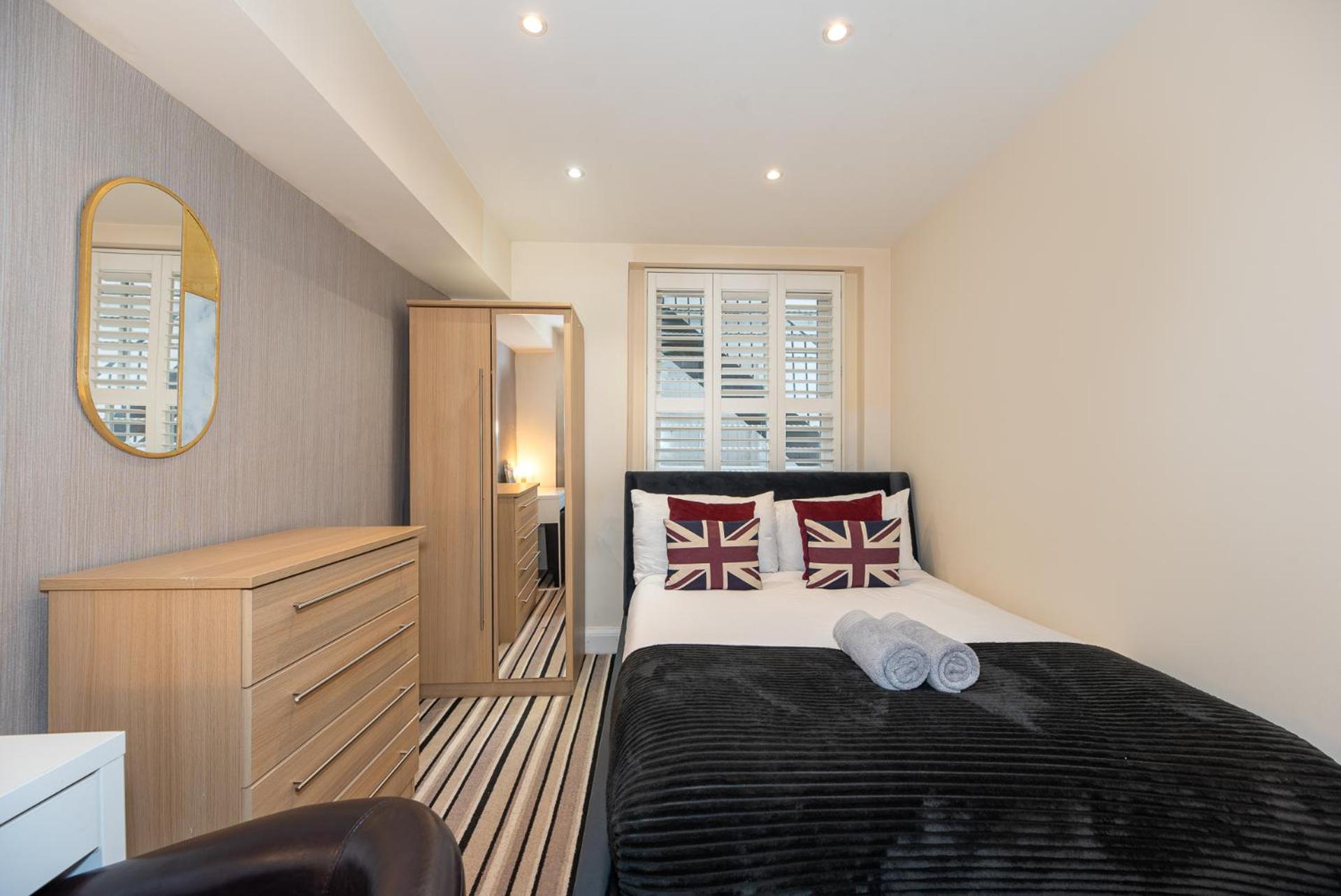3-Bedroom Apartment with private Terrace in Pimlico, Westminster & Victoria by NourNest Apartments