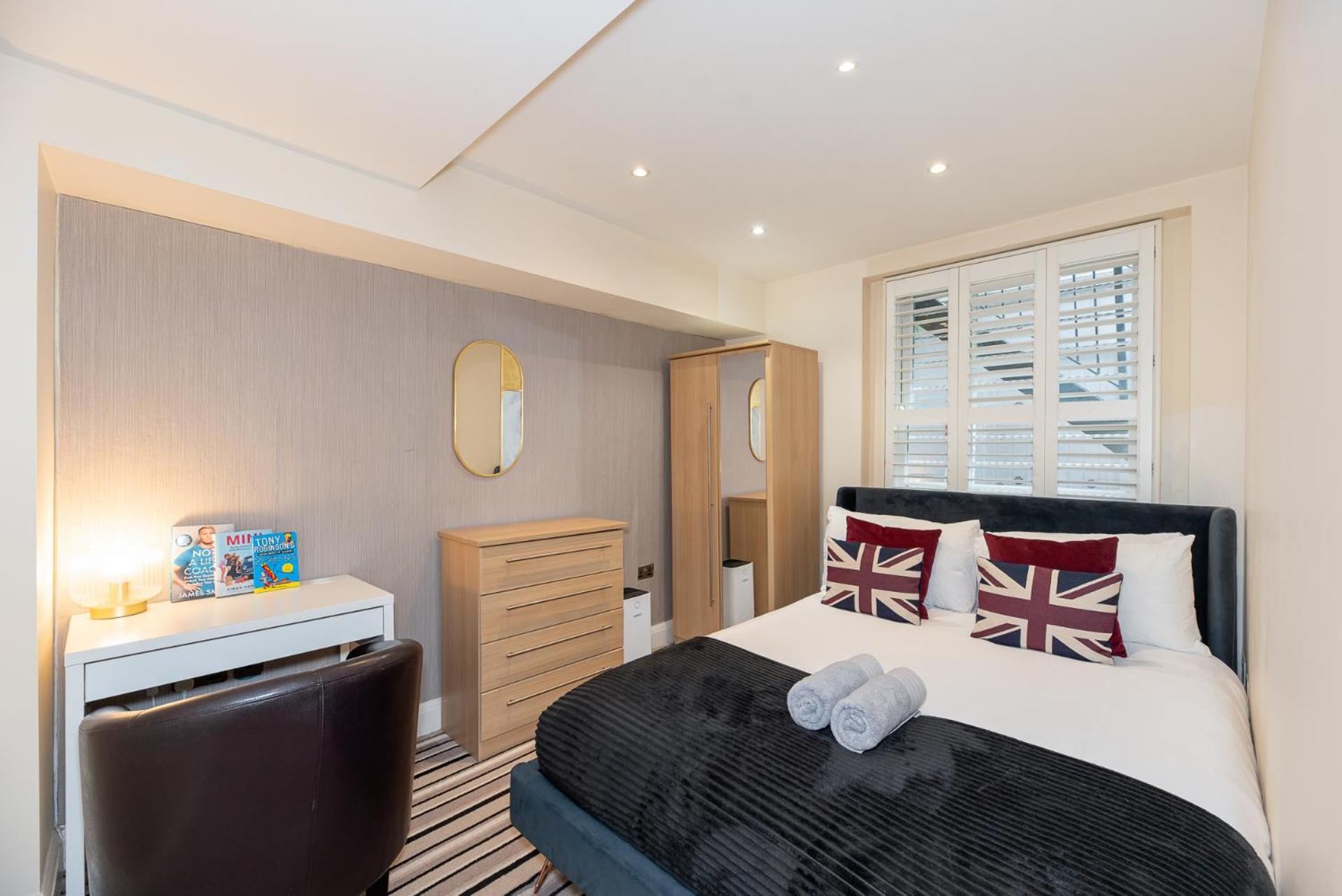 3-Bedroom Apartment with private Terrace in Pimlico, Westminster & Victoria by NourNest Apartments