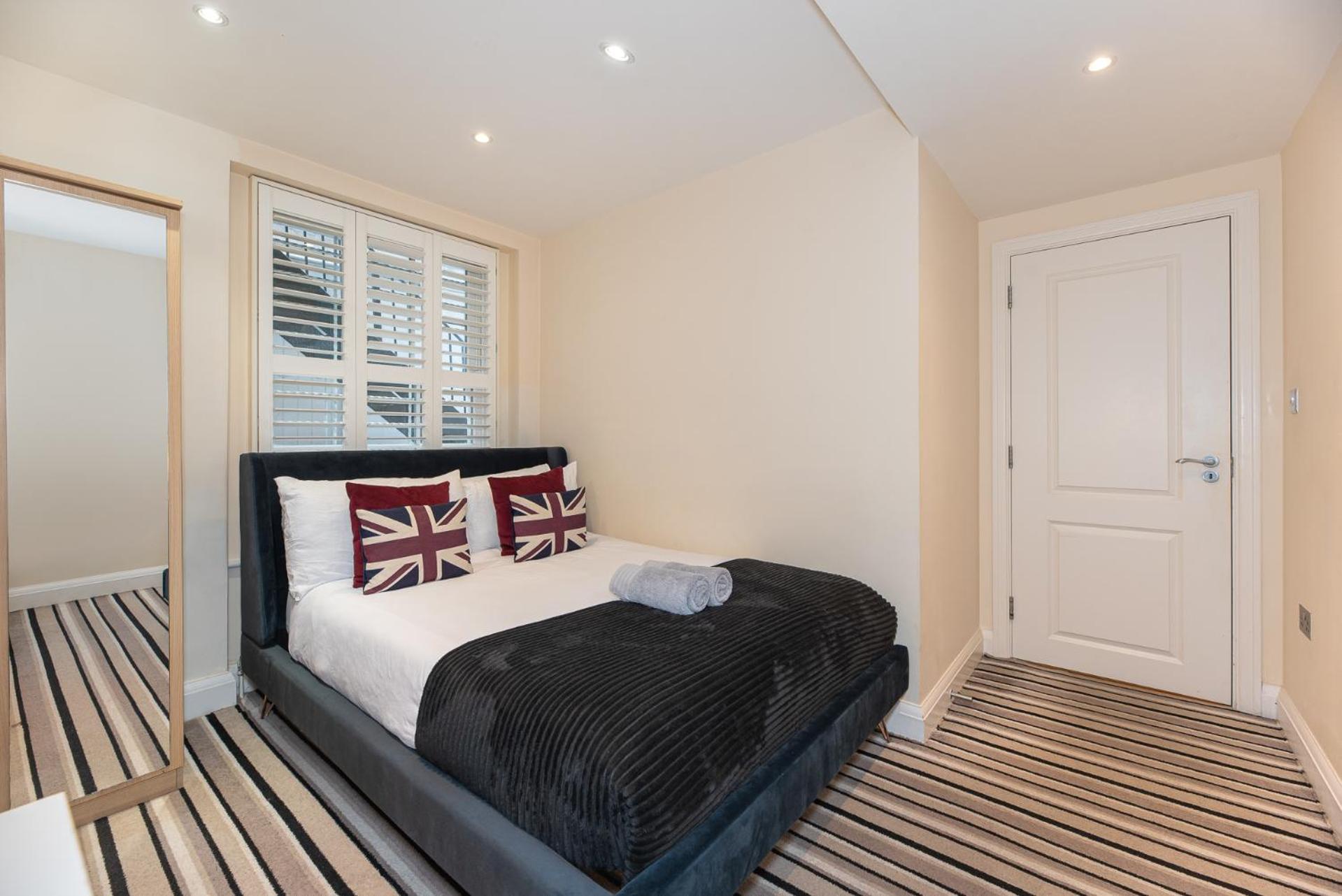 3-Bedroom Apartment with private Terrace in Pimlico, Westminster & Victoria by NourNest Apartments
