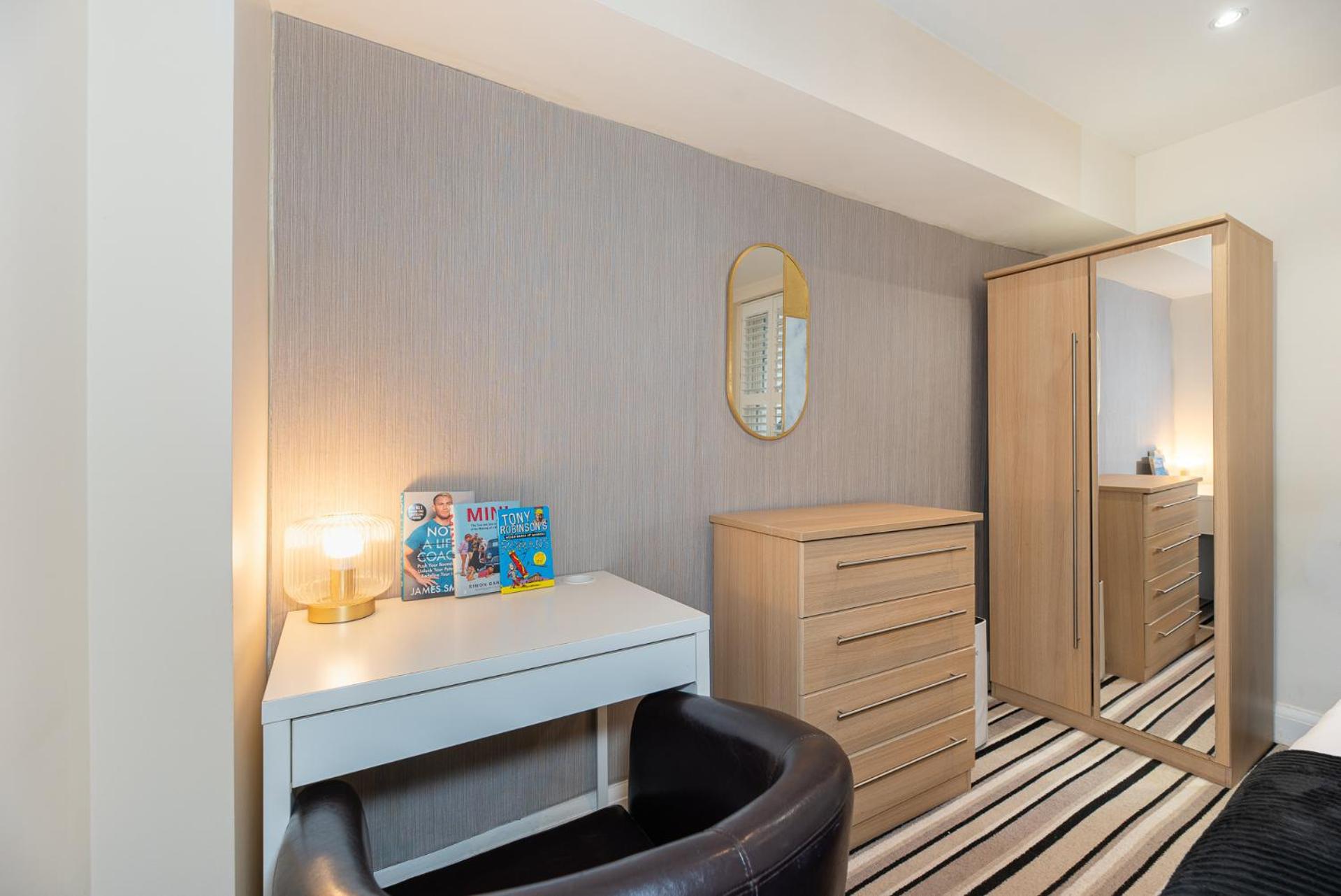 3-Bedroom Apartment with private Terrace in Pimlico, Westminster & Victoria by NourNest Apartments