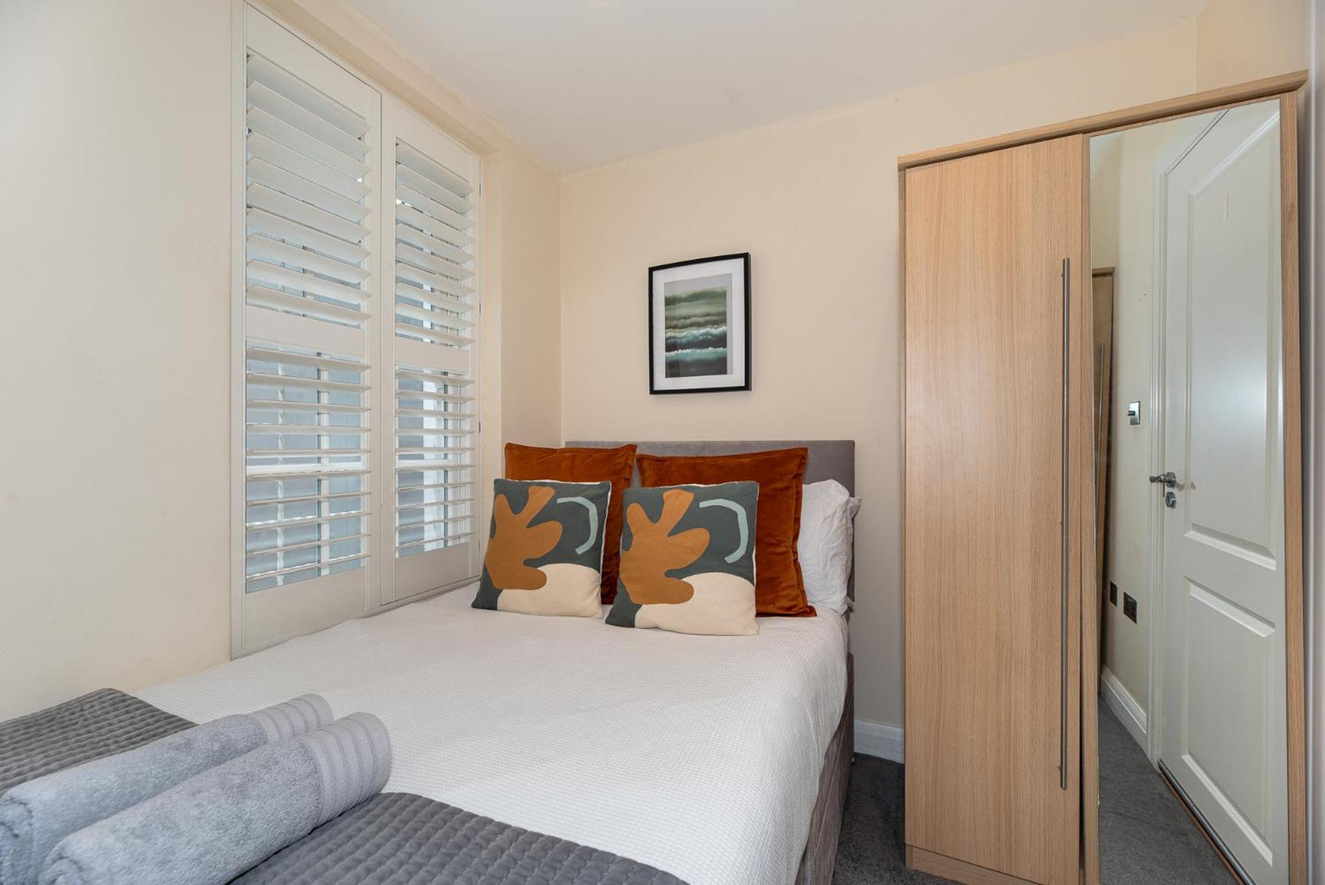 3-Bedroom Apartment with private Terrace in Pimlico, Westminster & Victoria by NourNest Apartments