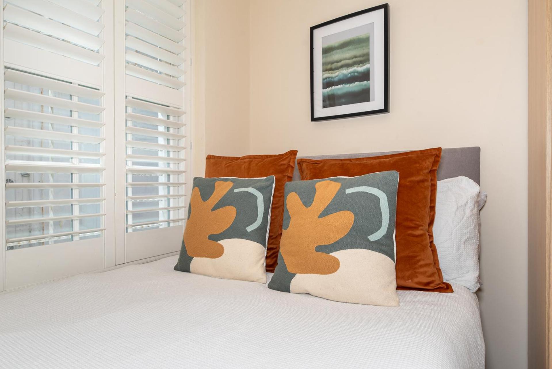 3-Bedroom Apartment with private Terrace in Pimlico, Westminster & Victoria by NourNest Apartments