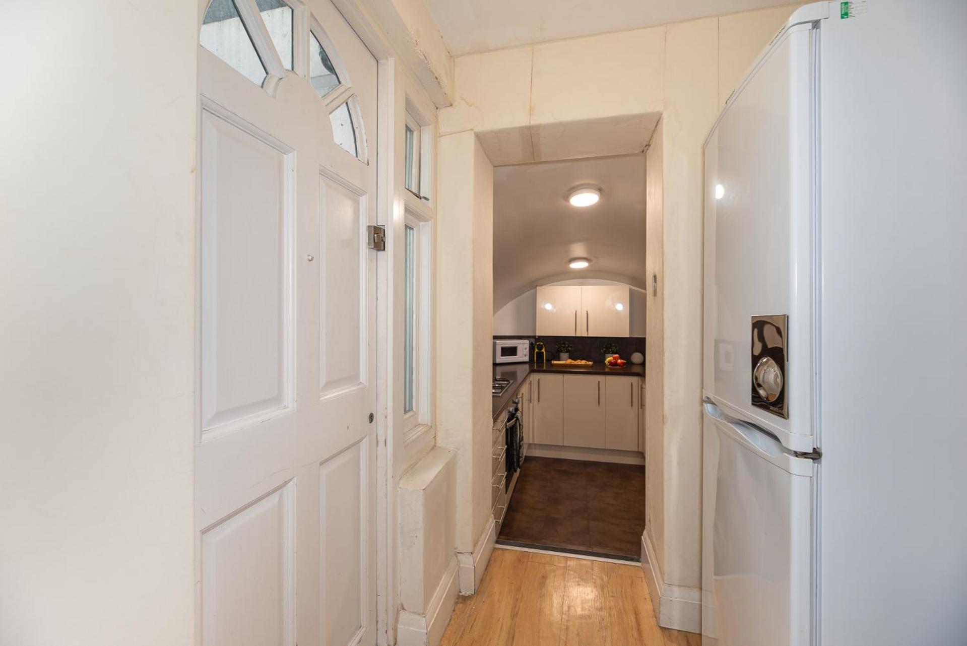 3-Bedroom Apartment with private Terrace in Pimlico, Westminster & Victoria by NourNest Apartments