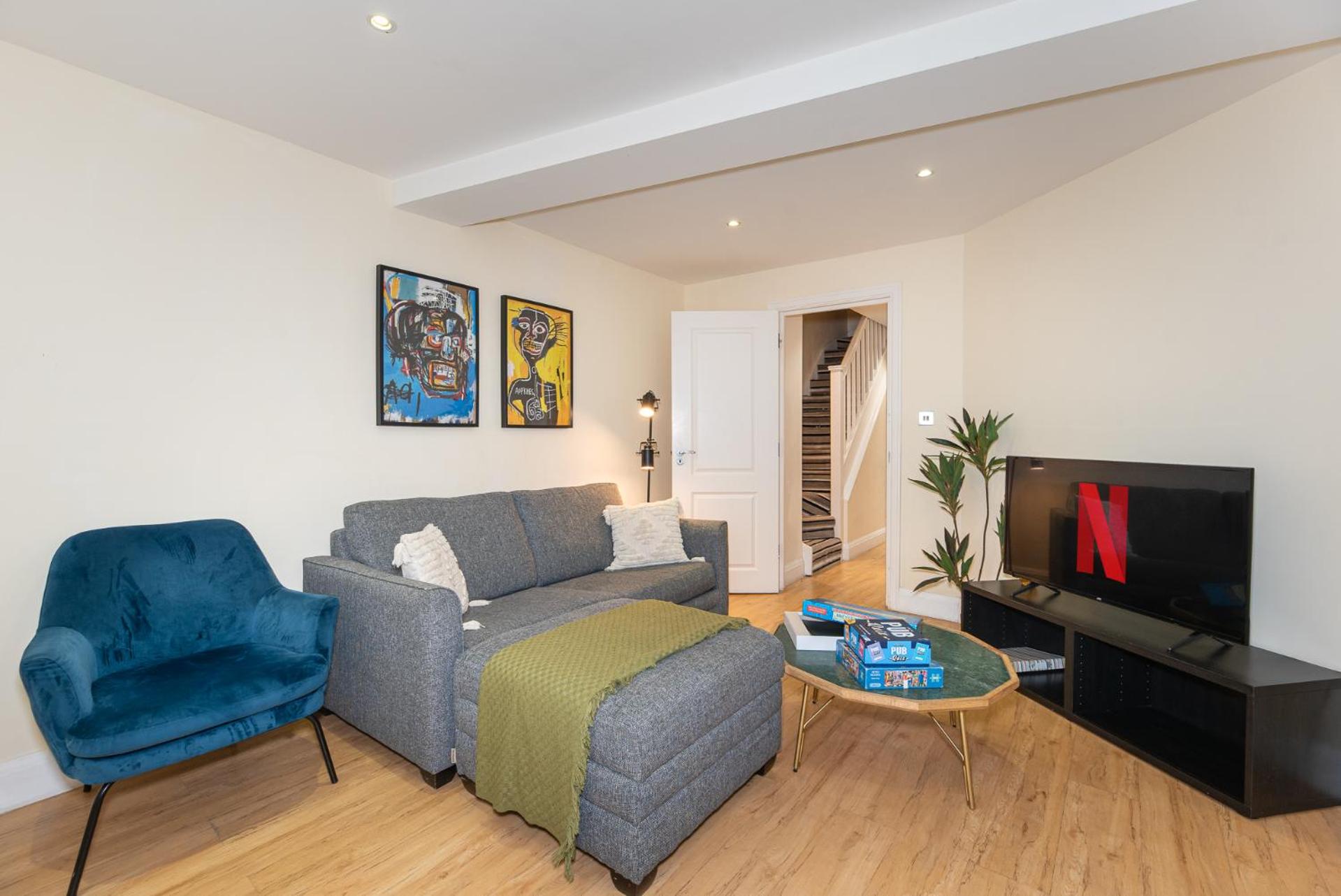 3-Bedroom Apartment with private Terrace in Pimlico, Westminster & Victoria by NourNest Apartments