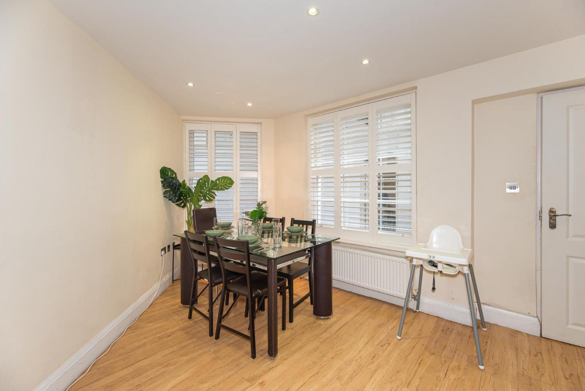 3-Bedroom Apartment with private Terrace in Pimlico, Westminster & Victoria by NourNest Apartments