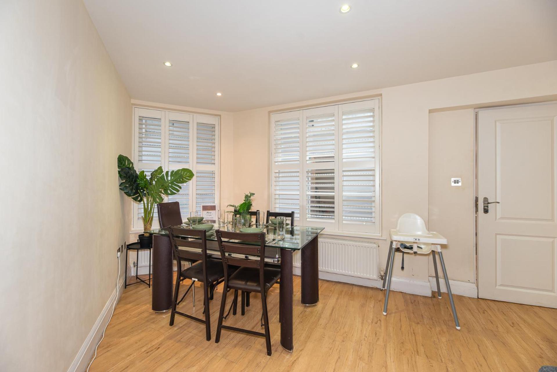 3-Bedroom Apartment with private Terrace in Pimlico, Westminster & Victoria by NourNest Apartments