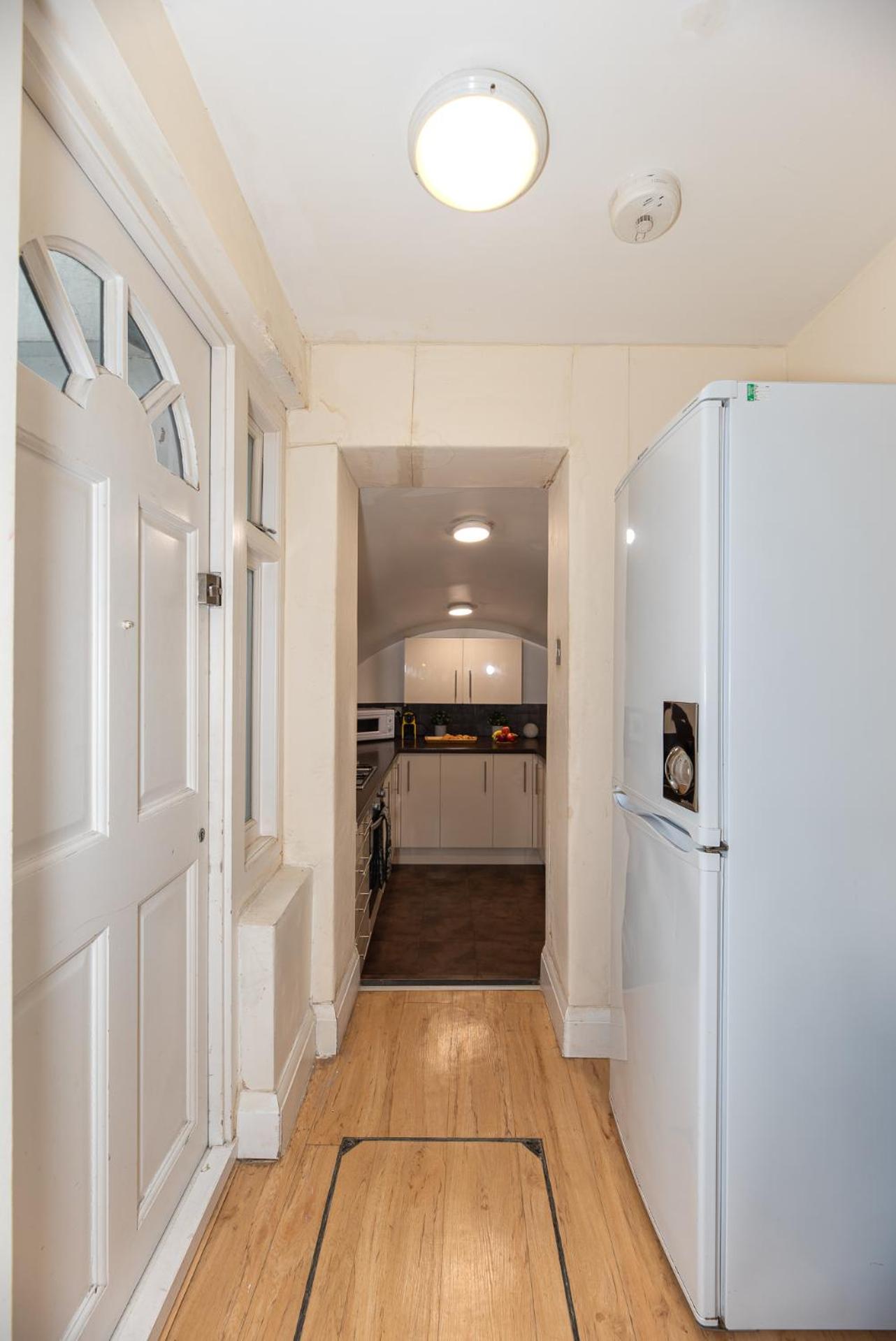 3-Bedroom Apartment with private Terrace in Pimlico, Westminster & Victoria by NourNest Apartments