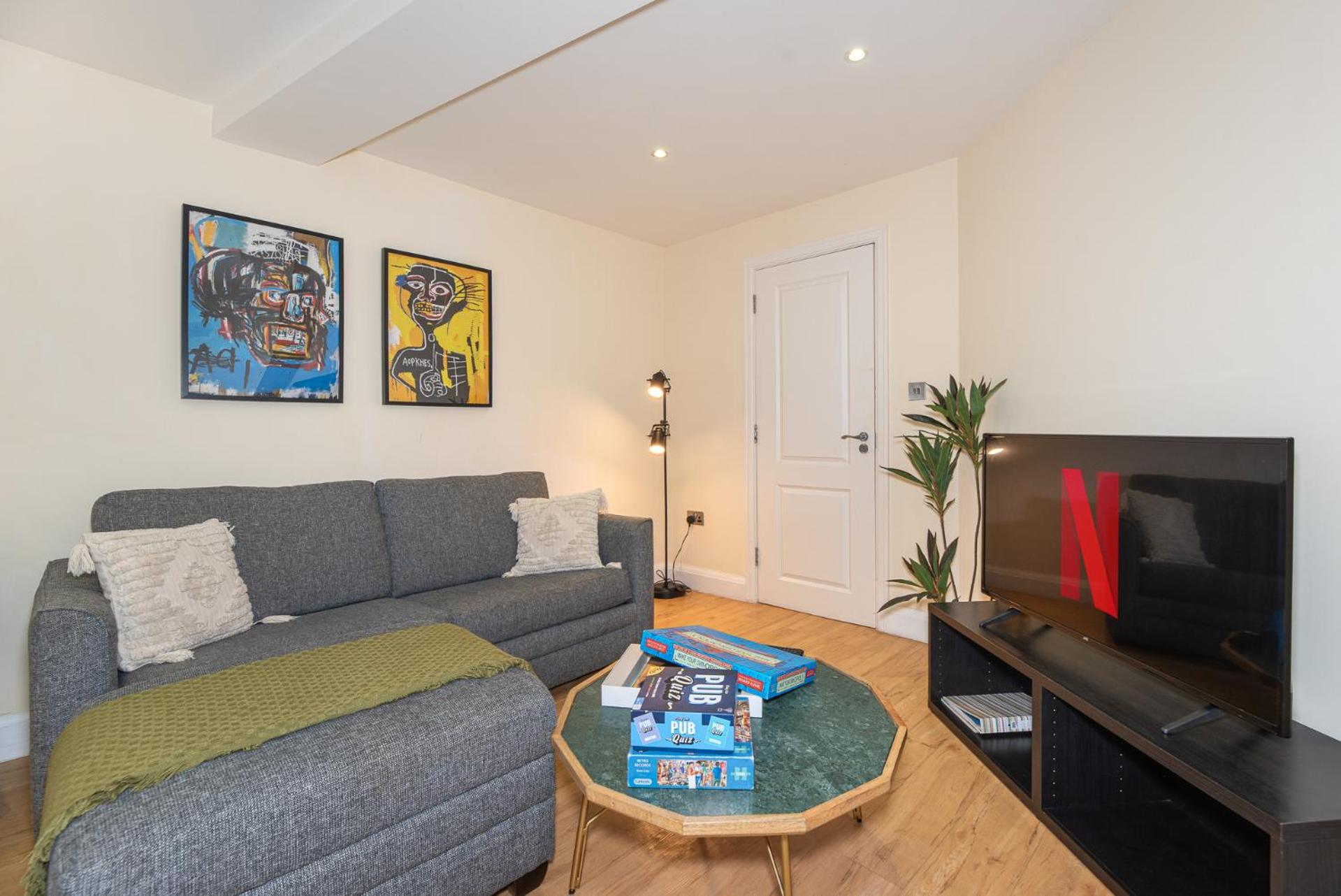 3-Bedroom Apartment with private Terrace in Pimlico, Westminster & Victoria by NourNest Apartments
