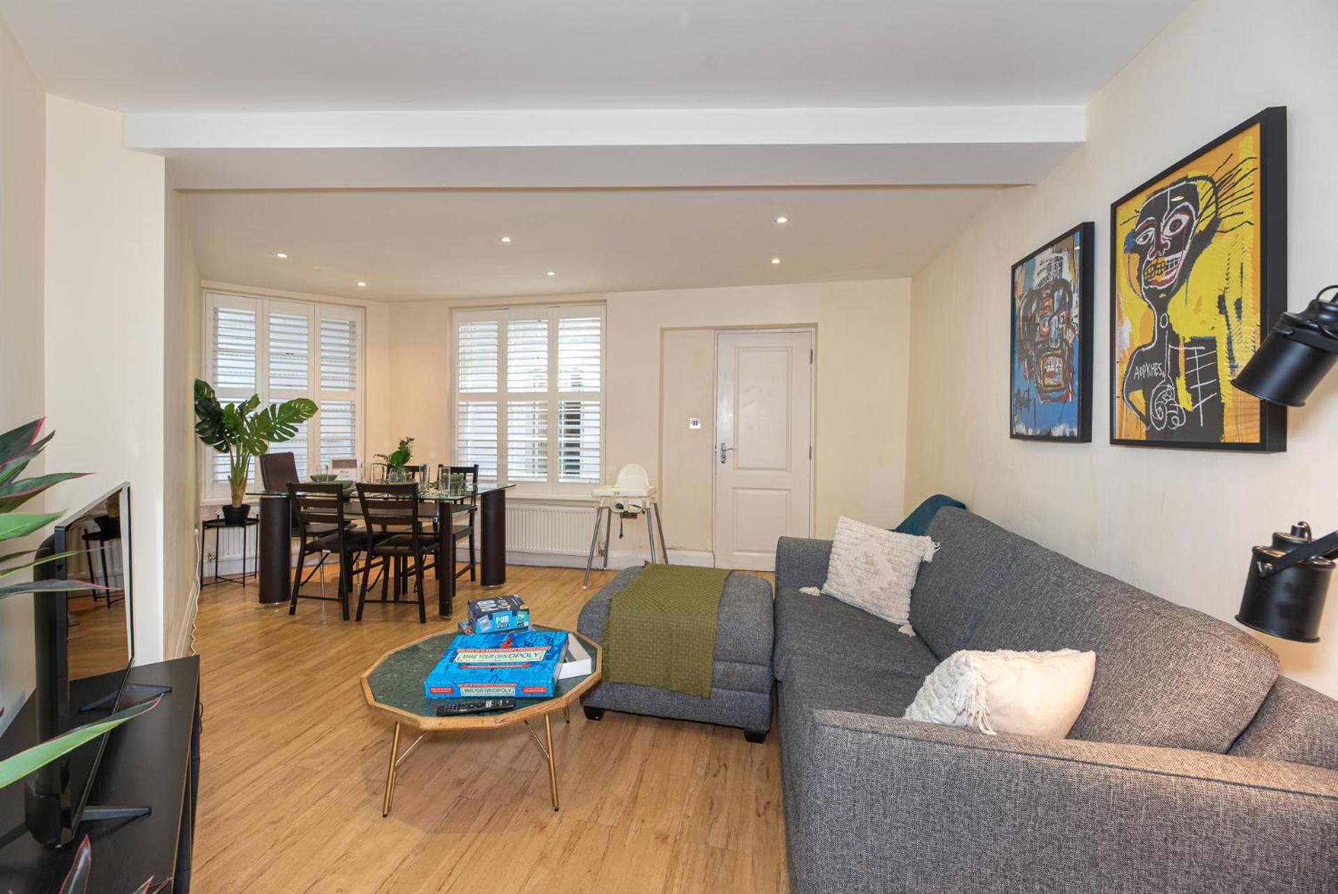 3-Bedroom Apartment with private Terrace in Pimlico, Westminster & Victoria by NourNest Apartments
